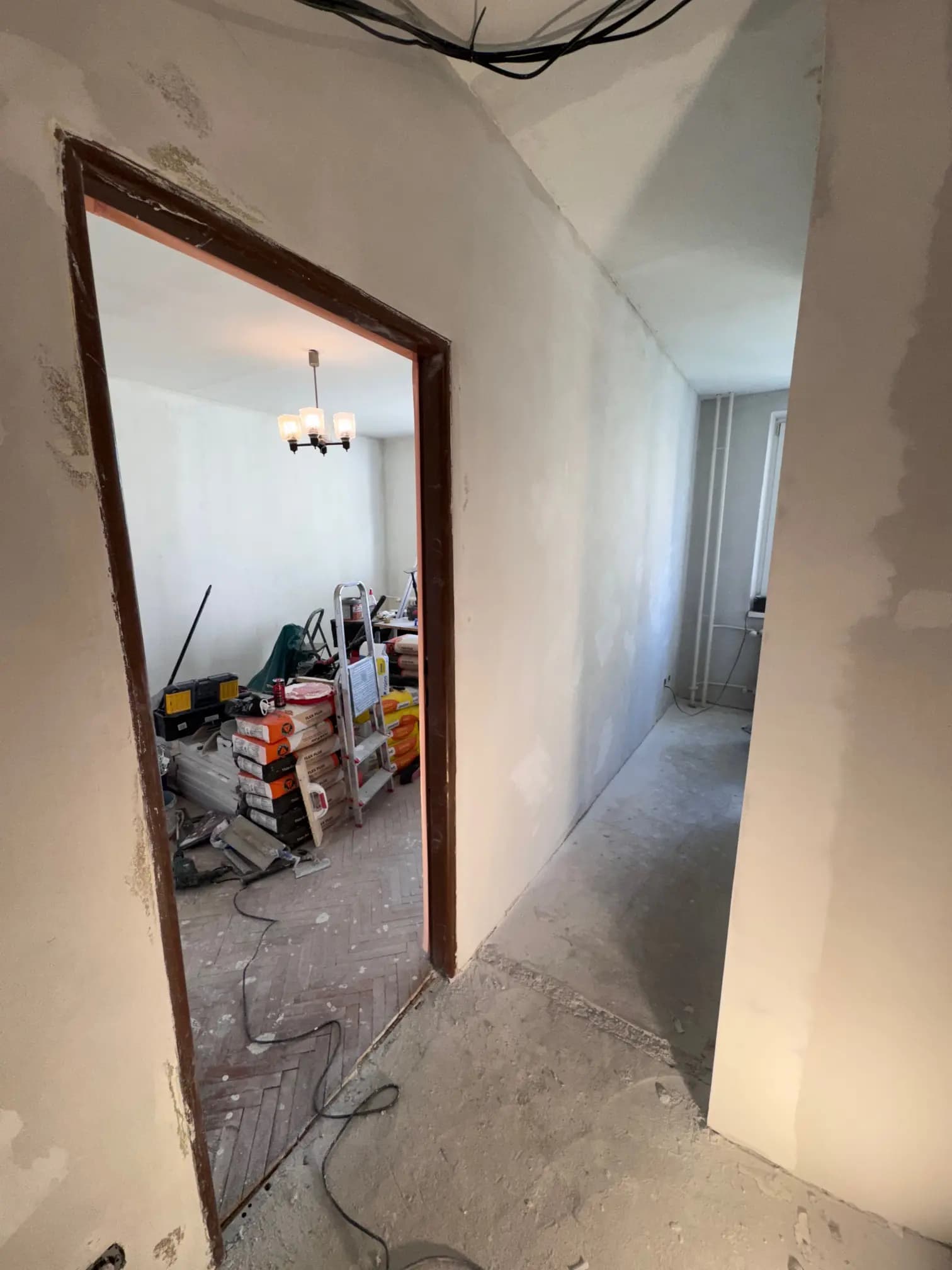 Moderná kancelária v minimalistickom štýle s elegantnými pracovnými stolmi a prírodnými materiálmi.