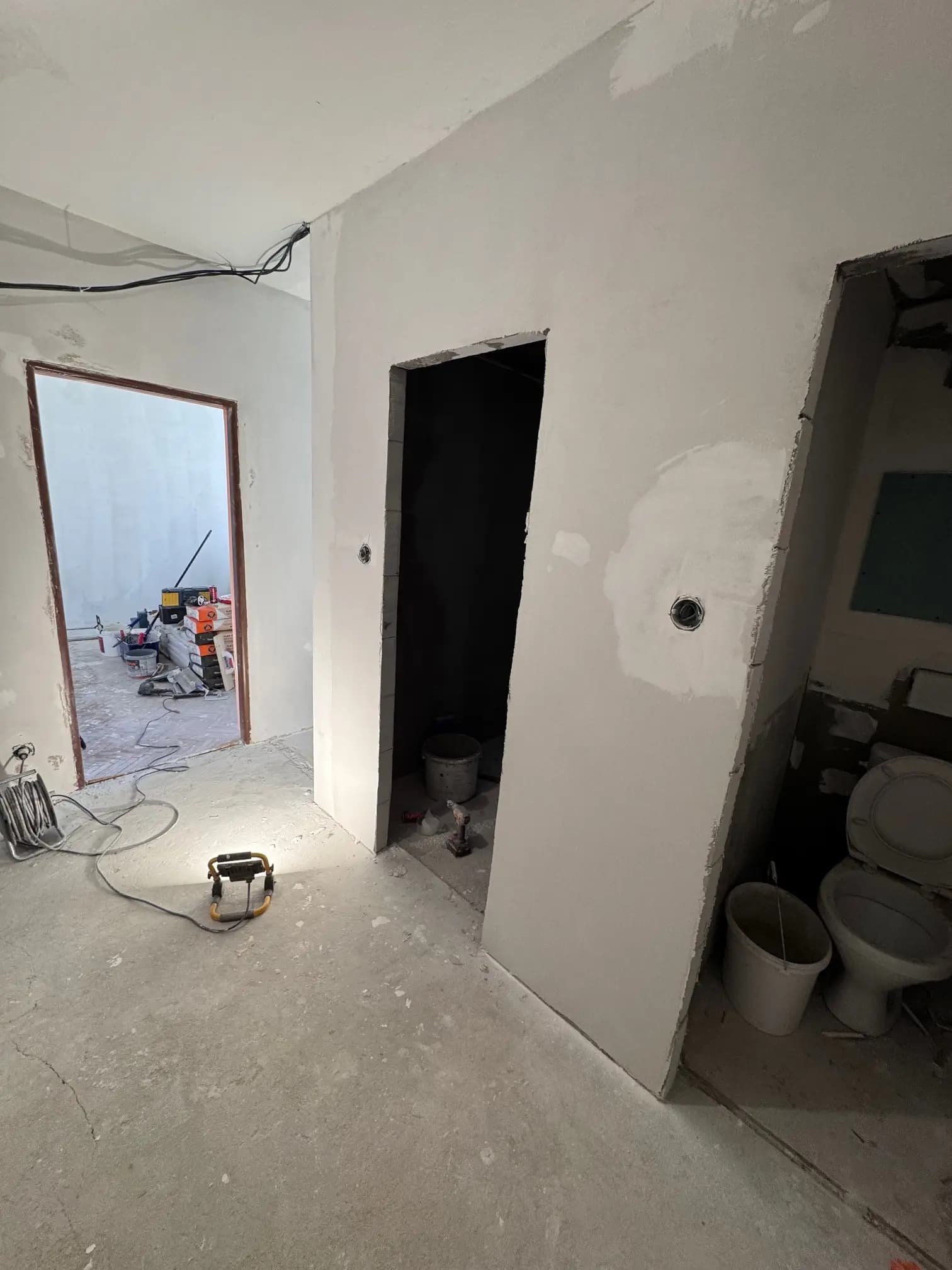 Moderná kancelária v minimalistickom štýle s elegantnými pracovnými stolmi a prírodnými materiálmi.