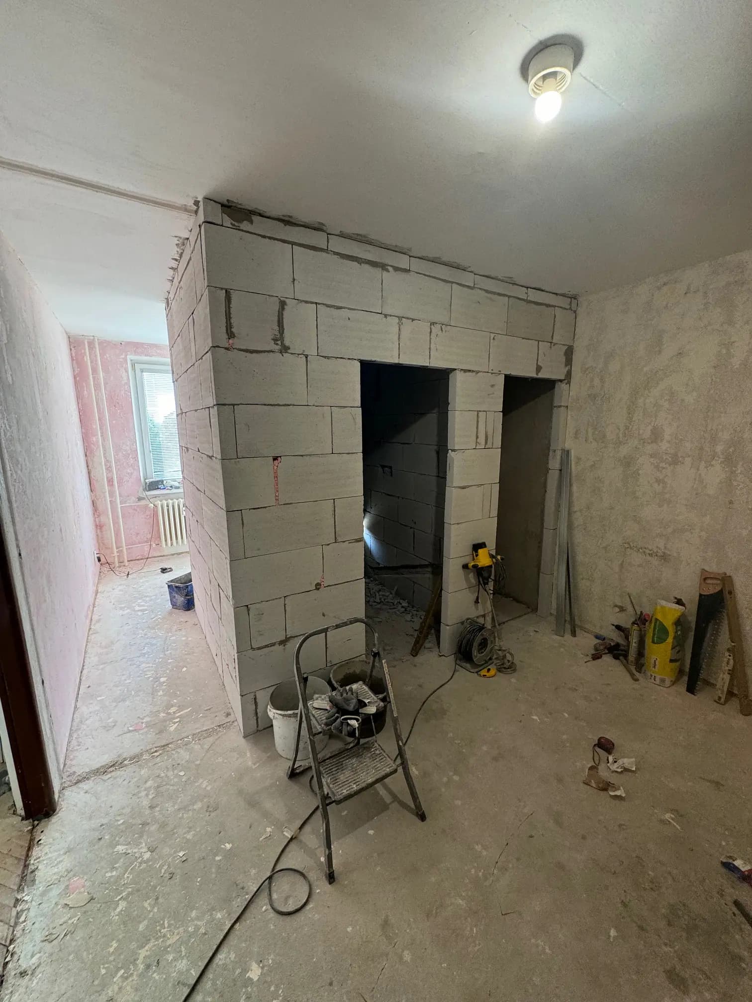 Moderná kancelária v minimalistickom štýle s elegantnými pracovnými stolmi a prírodnými materiálmi.