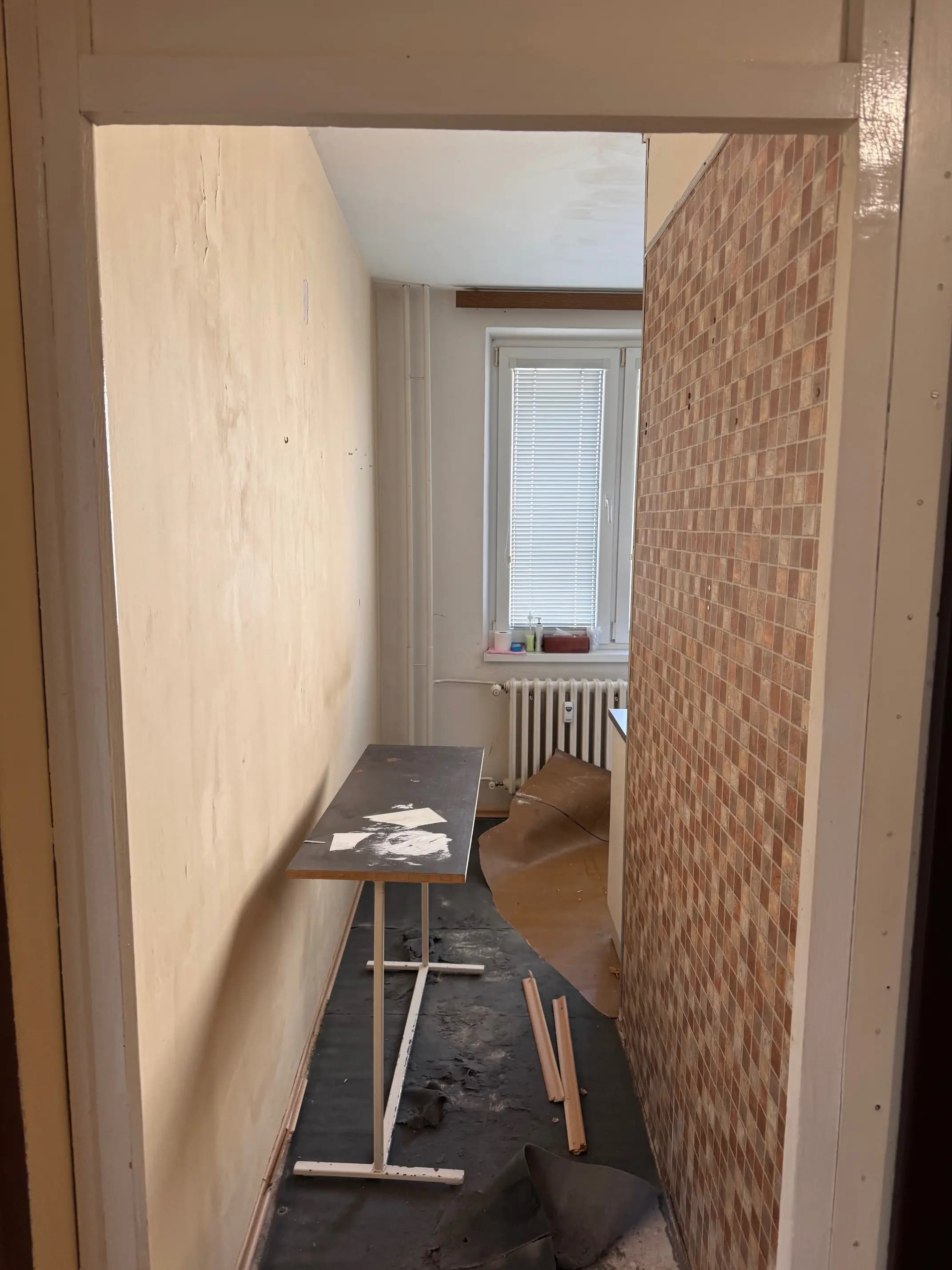 Moderná kancelária v minimalistickom štýle s elegantnými pracovnými stolmi a prírodnými materiálmi.