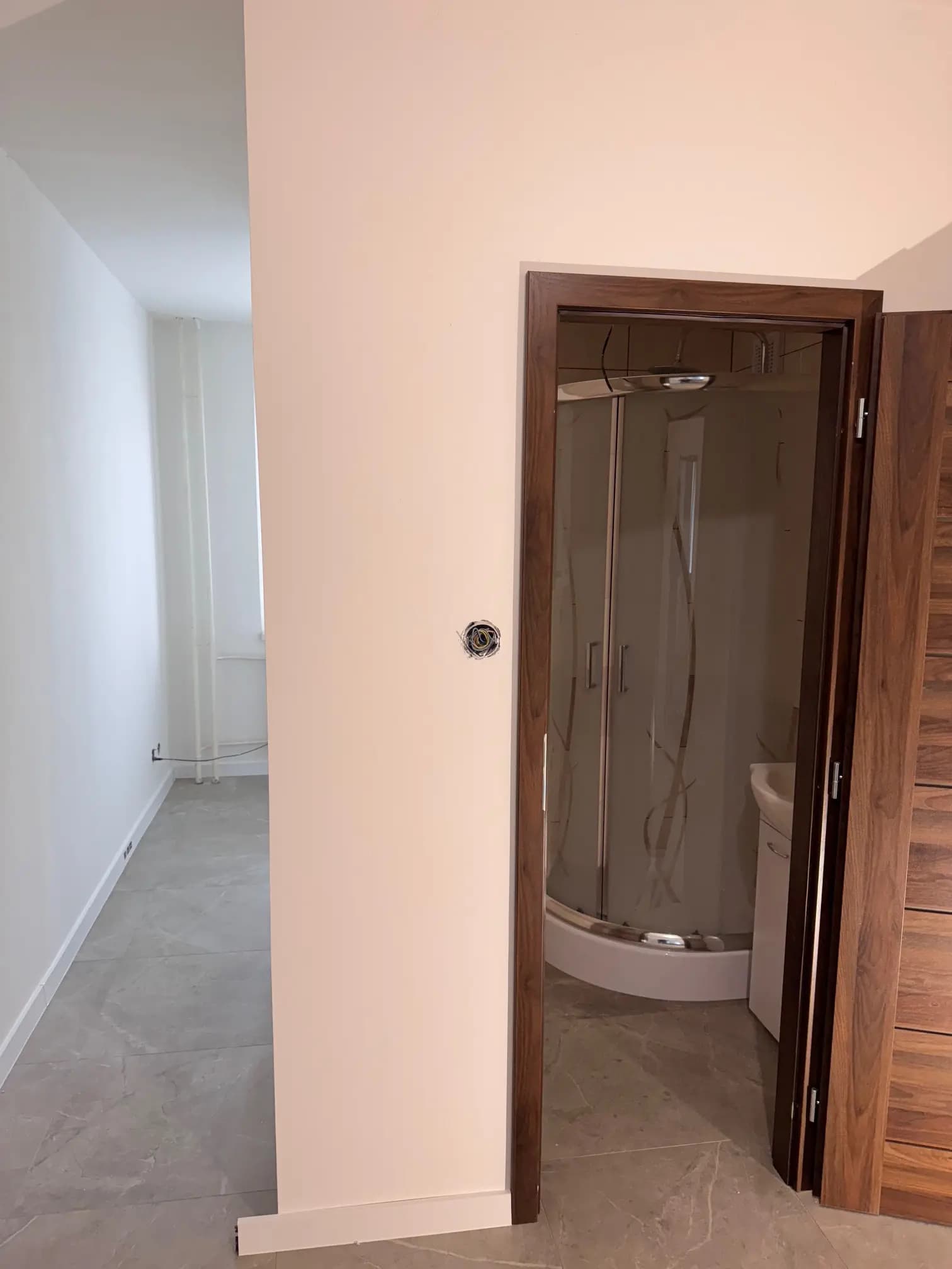 Moderná kancelária v minimalistickom štýle s elegantnými pracovnými stolmi a prírodnými materiálmi.