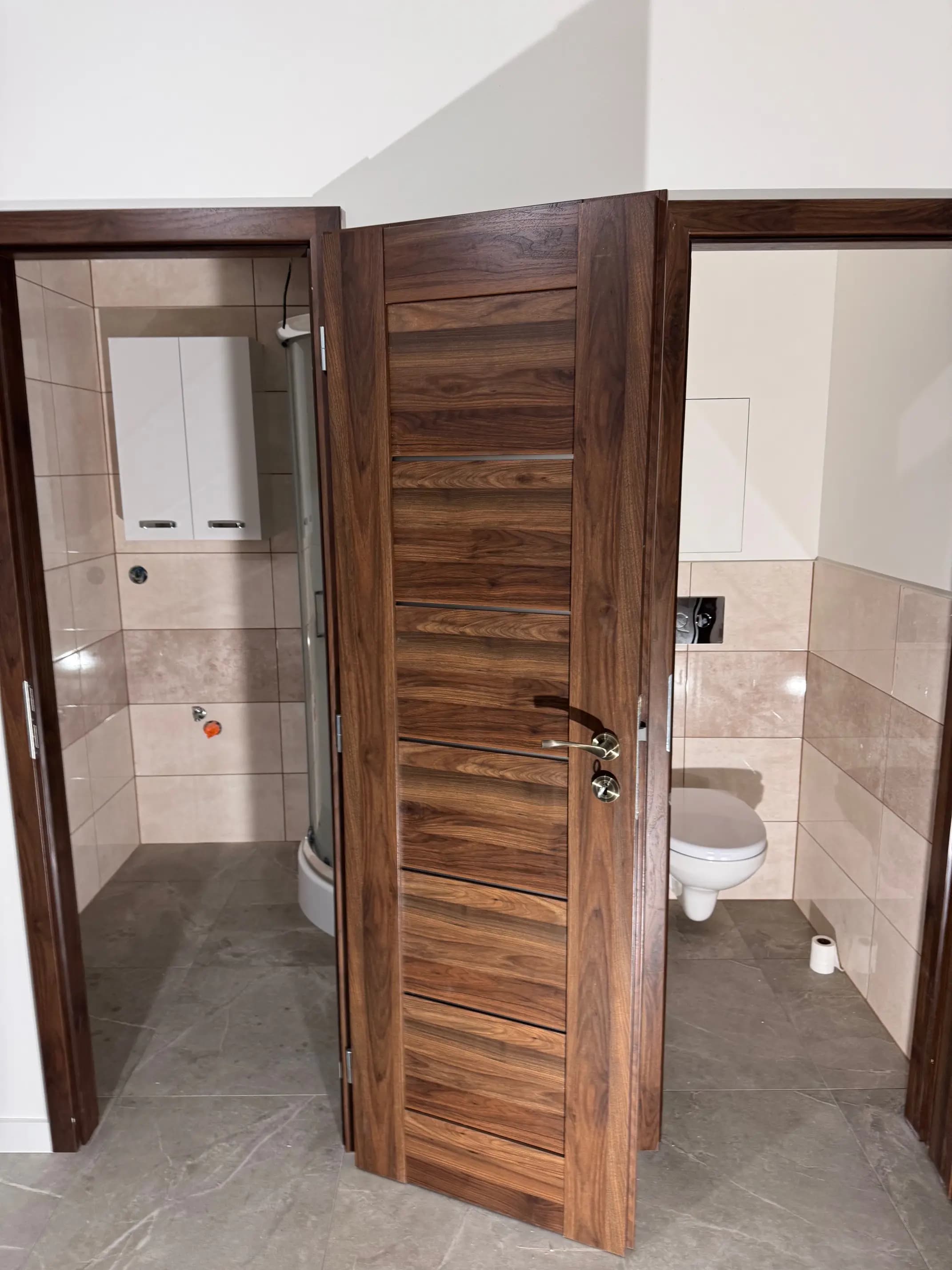 Moderná kancelária v minimalistickom štýle s elegantnými pracovnými stolmi a prírodnými materiálmi.