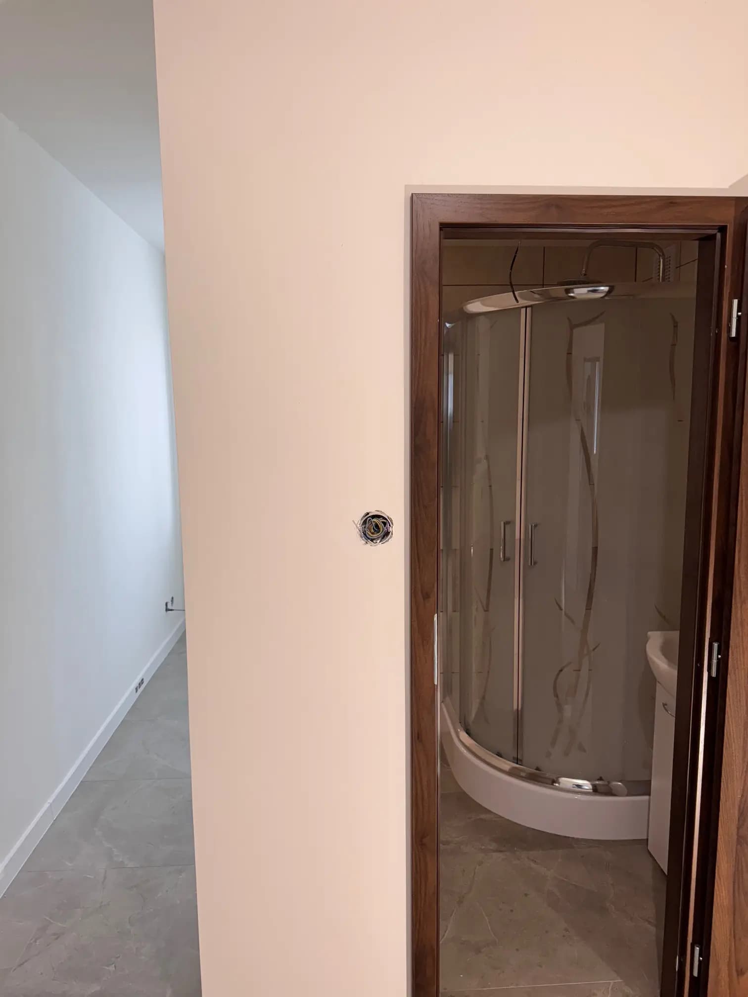 Moderná kancelária v minimalistickom štýle s elegantnými pracovnými stolmi a prírodnými materiálmi.