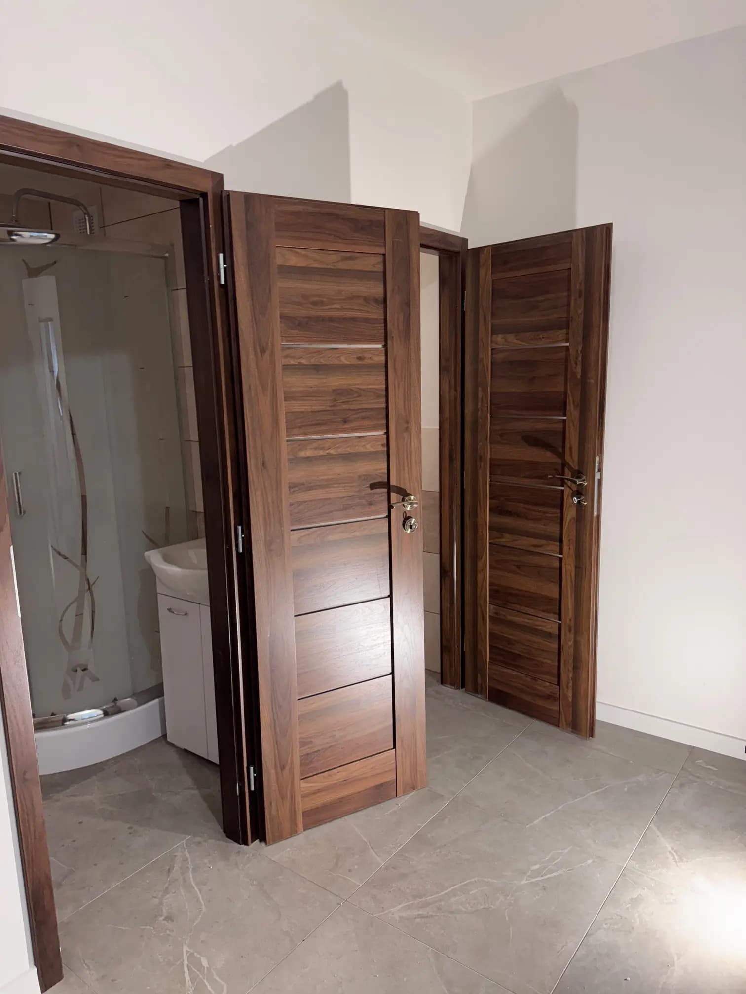 Moderná kancelária v minimalistickom štýle s elegantnými pracovnými stolmi a prírodnými materiálmi.