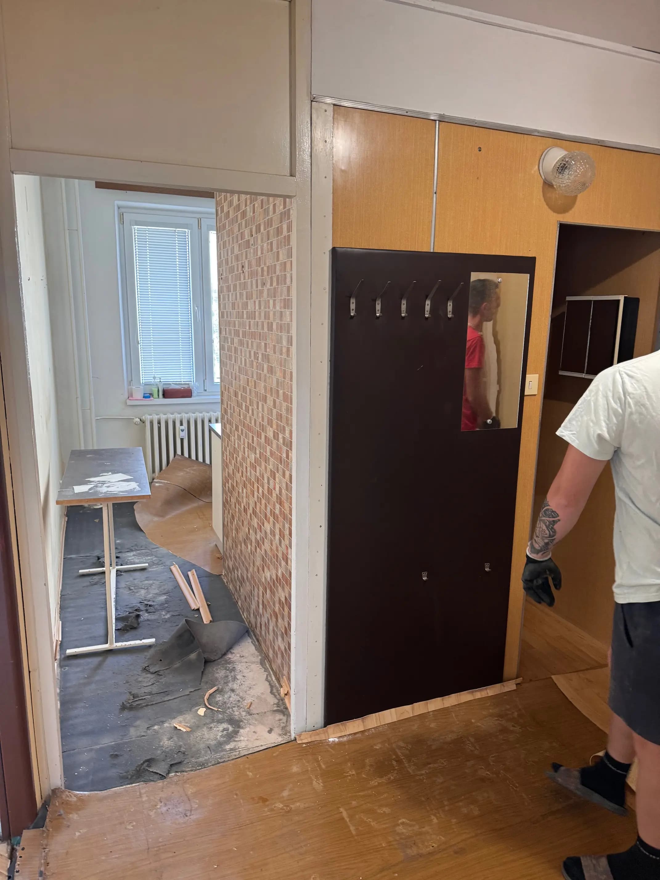 Moderná kancelária v minimalistickom štýle s elegantnými pracovnými stolmi a prírodnými materiálmi.