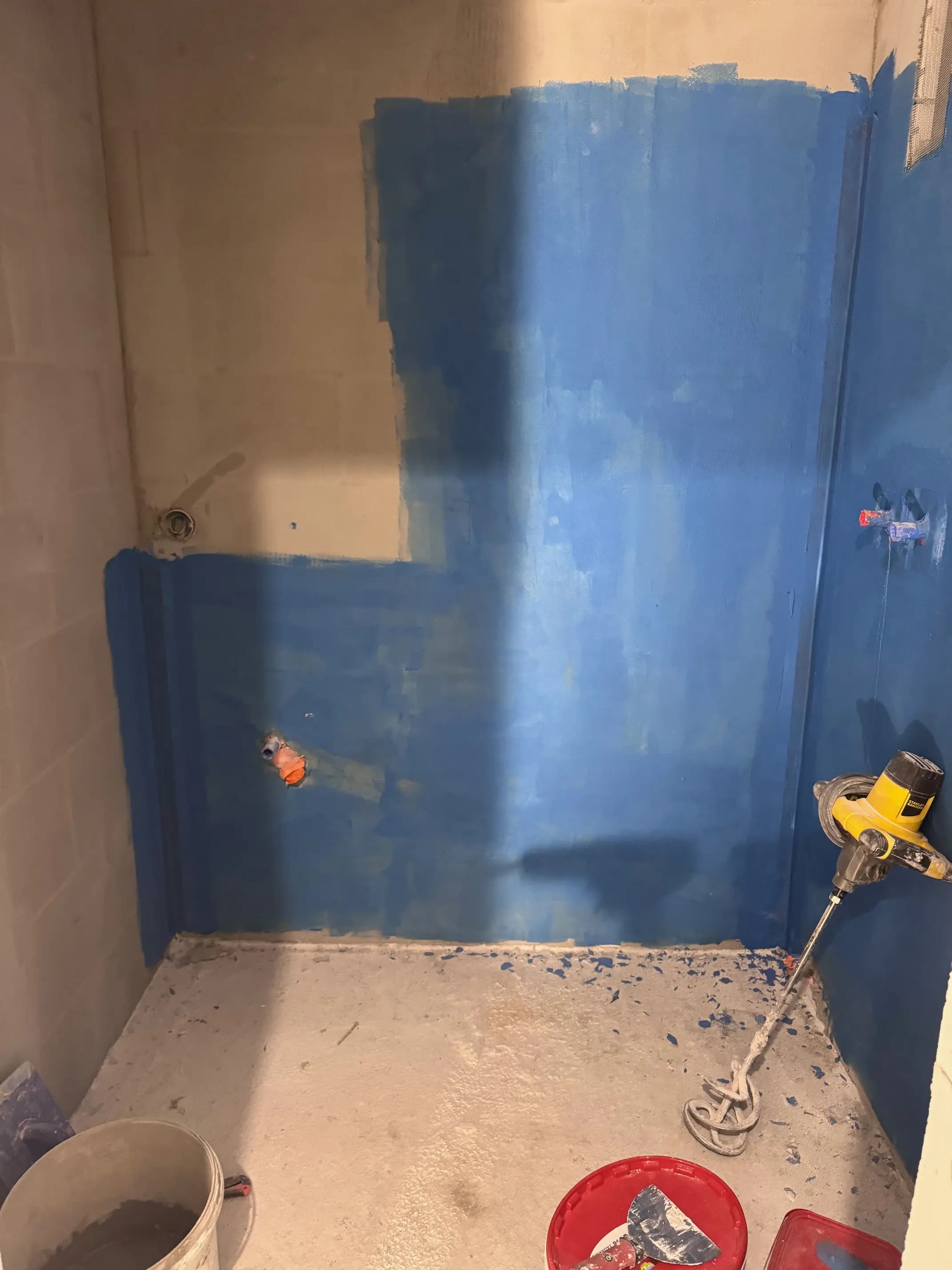 Moderná kancelária v minimalistickom štýle s elegantnými pracovnými stolmi a prírodnými materiálmi.