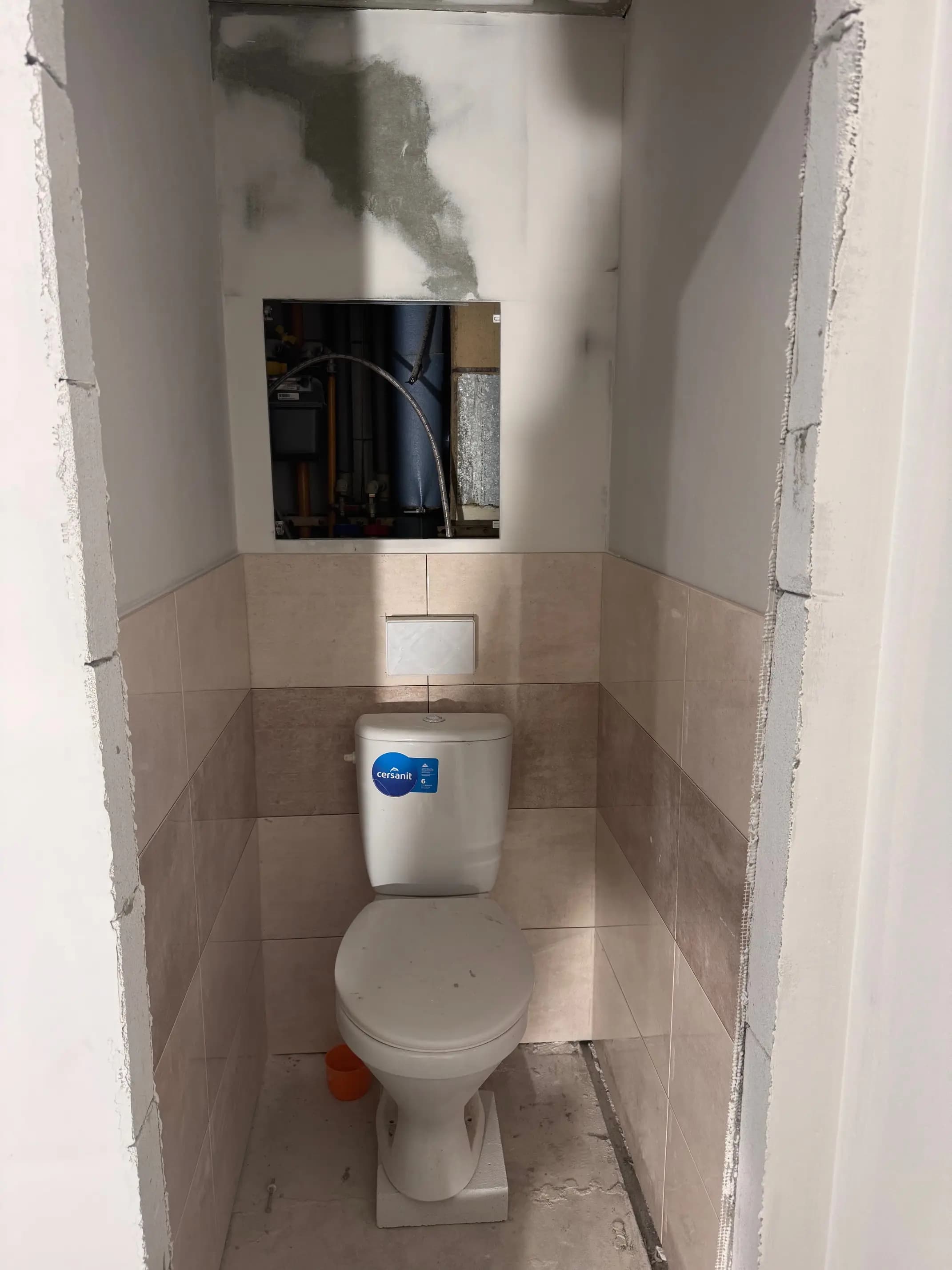 Moderná kancelária v minimalistickom štýle s elegantnými pracovnými stolmi a prírodnými materiálmi.