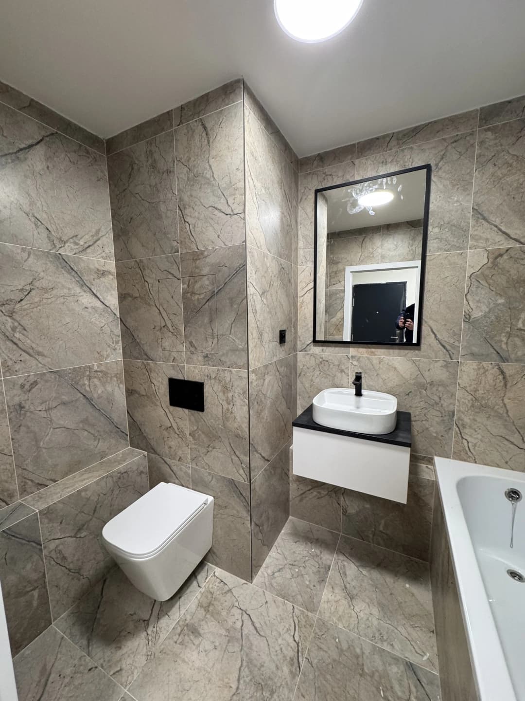 Moderná kancelária v minimalistickom štýle s elegantnými pracovnými stolmi a prírodnými materiálmi.