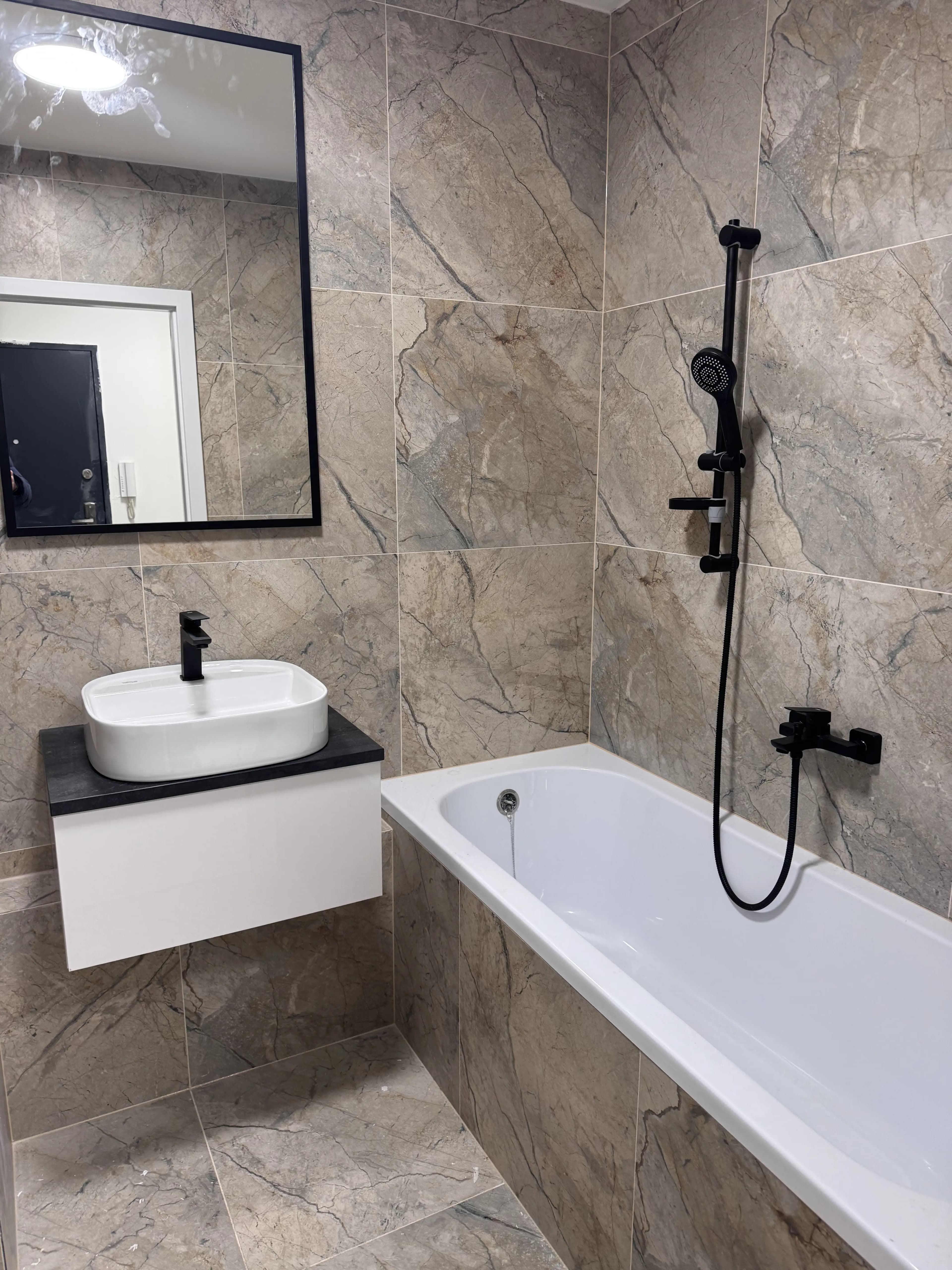 Moderná kancelária v minimalistickom štýle s elegantnými pracovnými stolmi a prírodnými materiálmi.