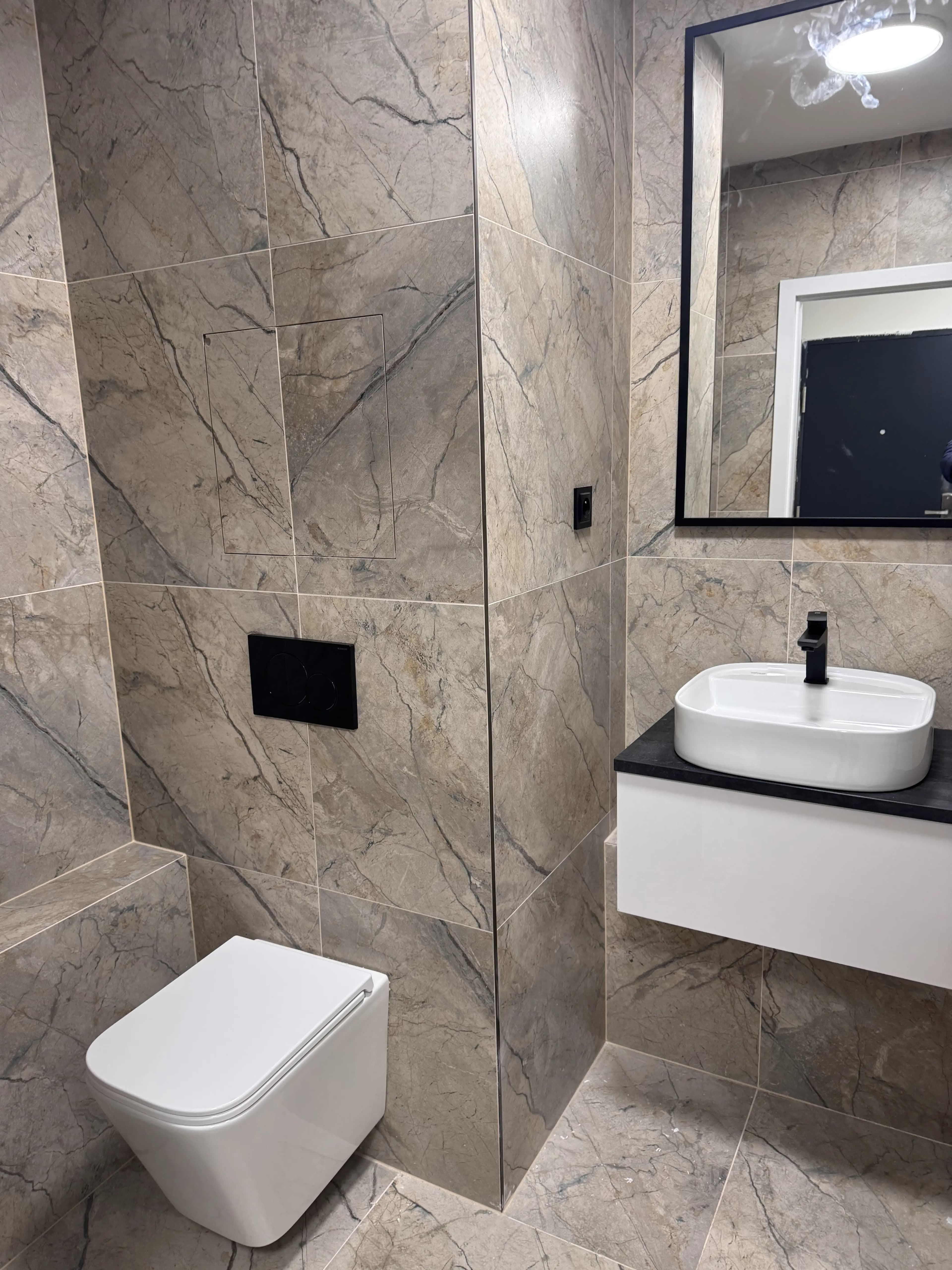 Moderná kancelária v minimalistickom štýle s elegantnými pracovnými stolmi a prírodnými materiálmi.