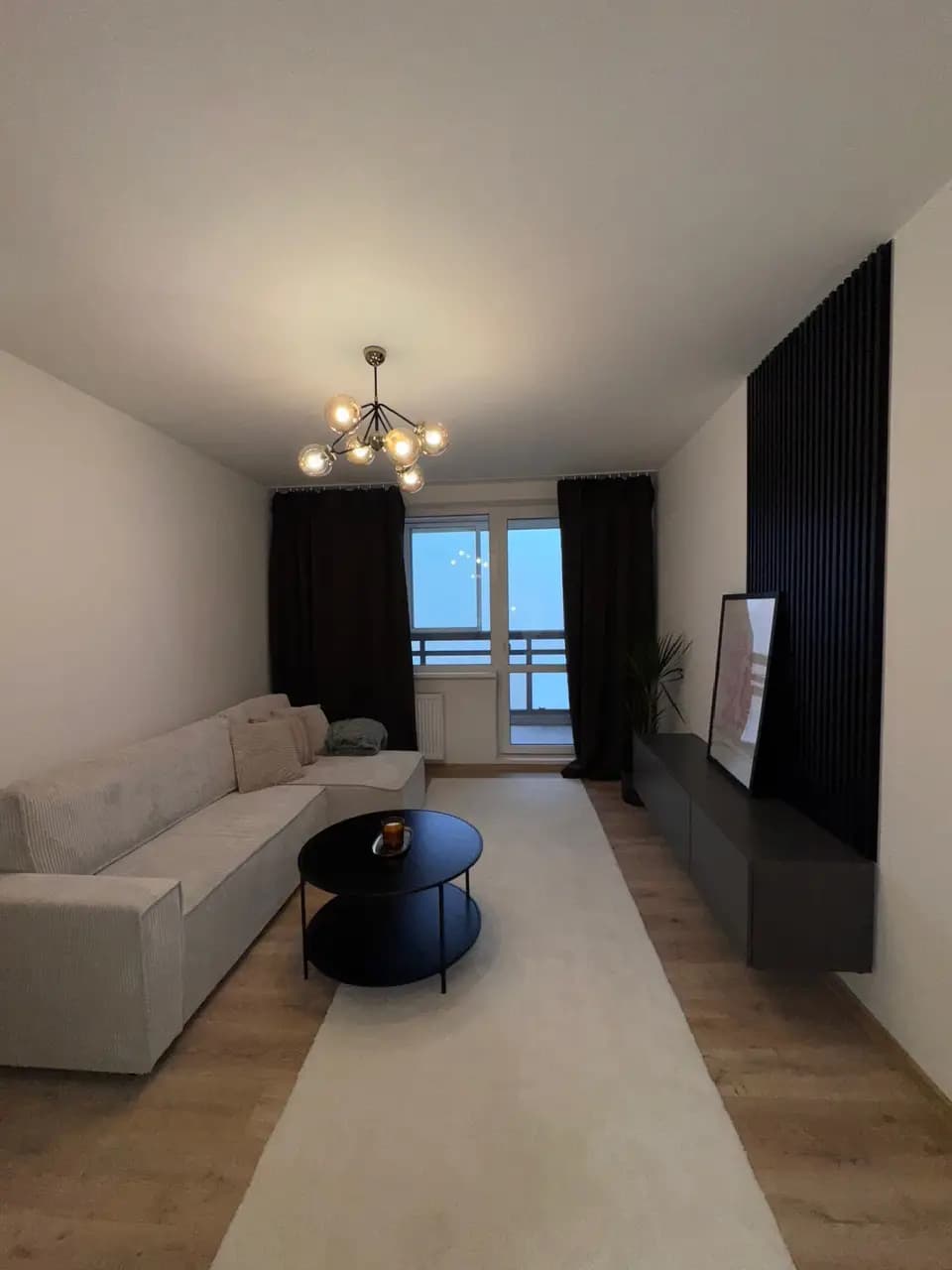 Moderná kancelária v minimalistickom štýle s elegantnými pracovnými stolmi a prírodnými materiálmi.