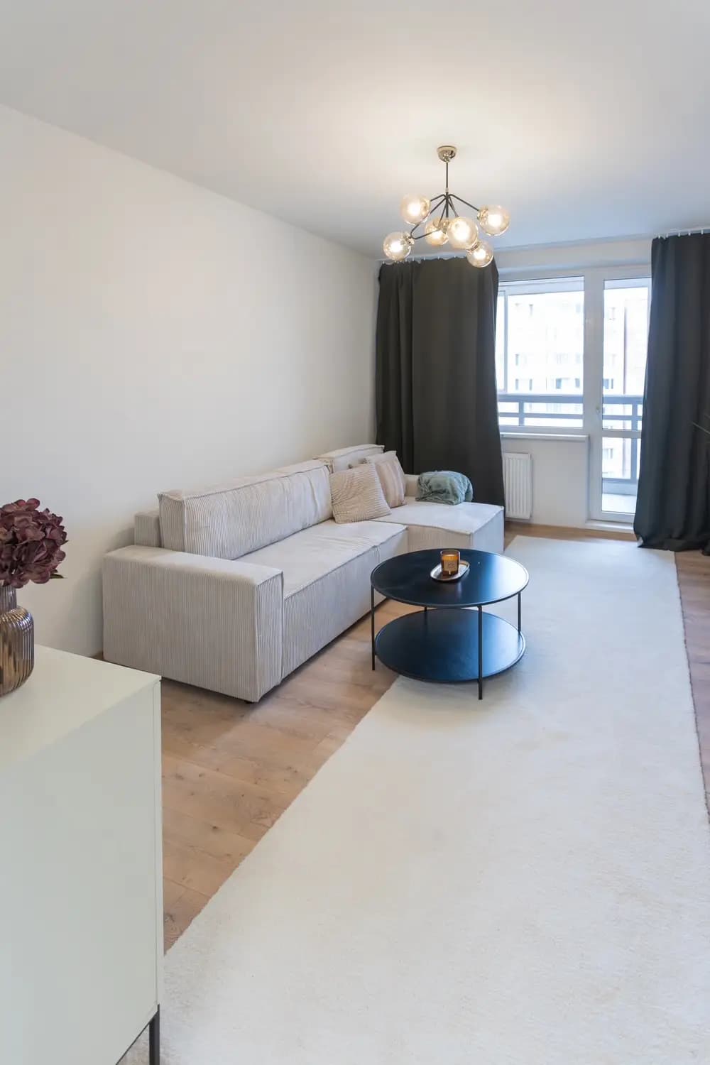 Moderná kancelária v minimalistickom štýle s elegantnými pracovnými stolmi a prírodnými materiálmi.