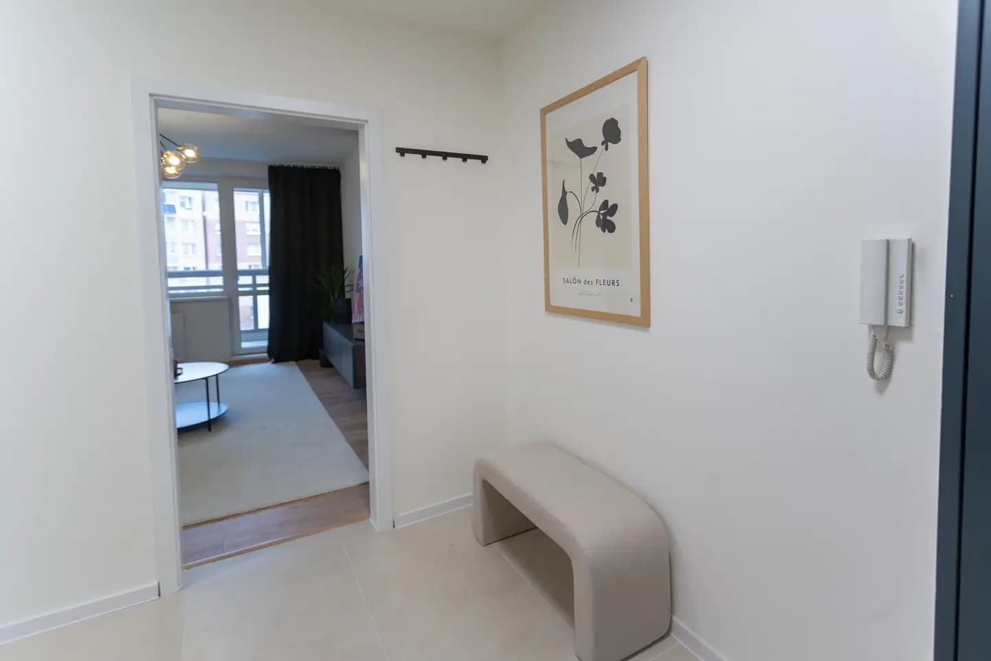 Moderná kancelária v minimalistickom štýle s elegantnými pracovnými stolmi a prírodnými materiálmi.