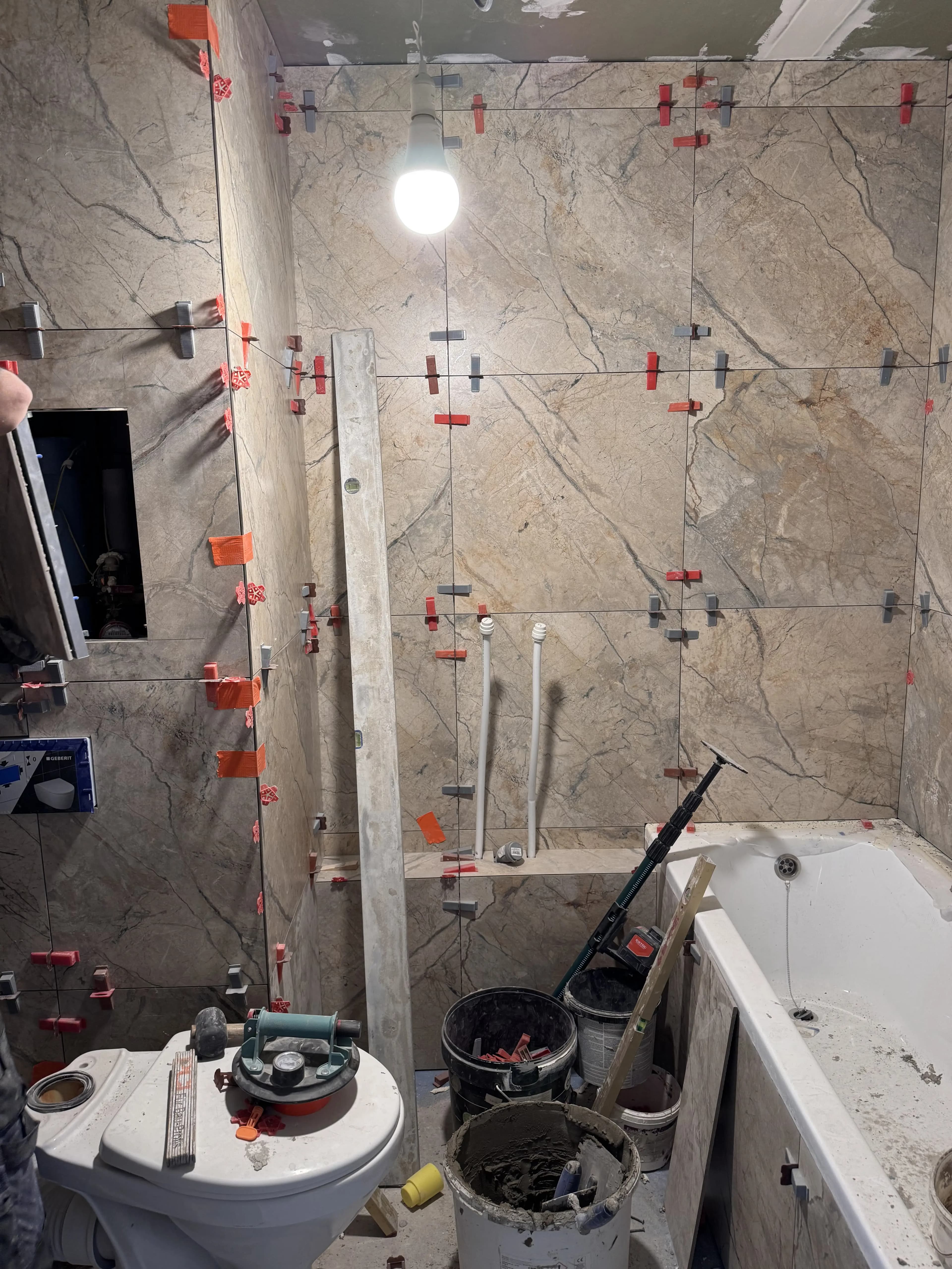 Moderná kancelária v minimalistickom štýle s elegantnými pracovnými stolmi a prírodnými materiálmi.