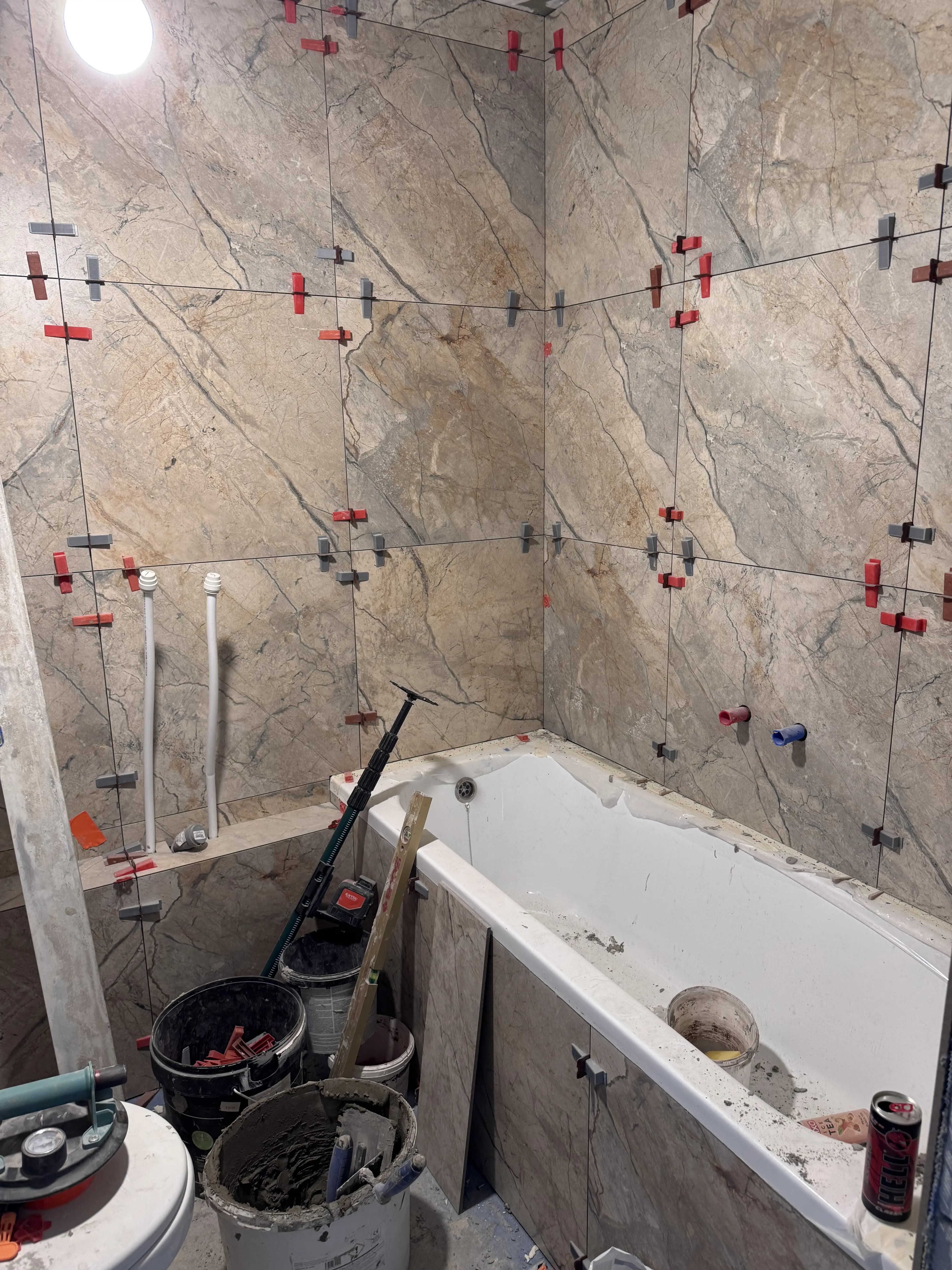 Moderná kancelária v minimalistickom štýle s elegantnými pracovnými stolmi a prírodnými materiálmi.