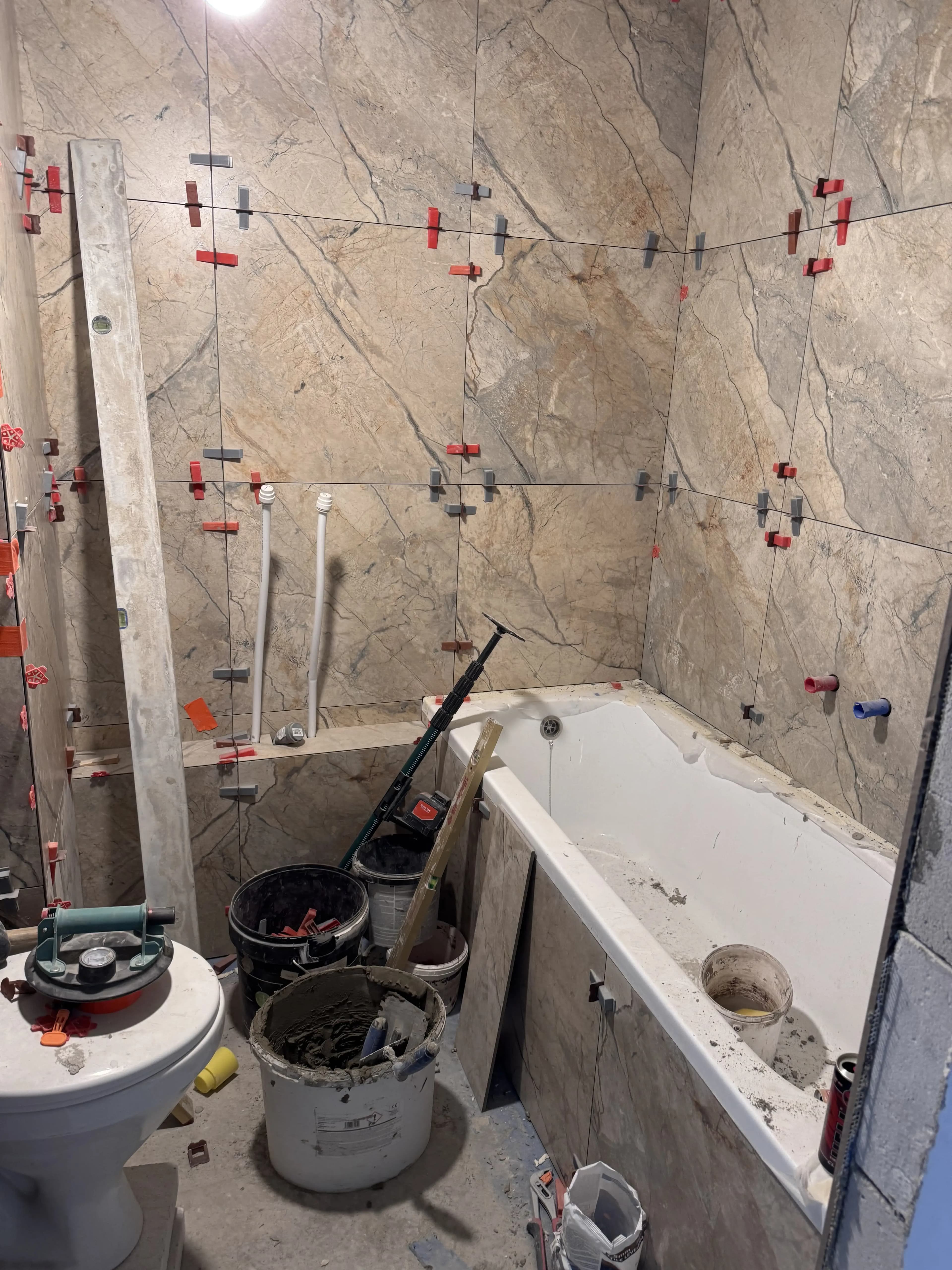 Moderná kancelária v minimalistickom štýle s elegantnými pracovnými stolmi a prírodnými materiálmi.