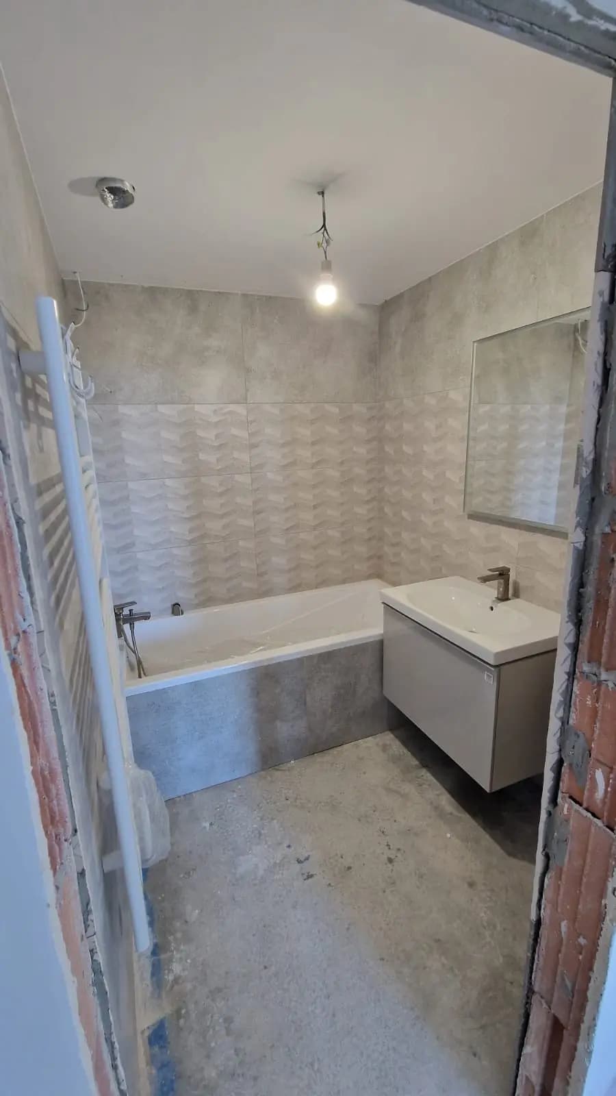 Moderná kancelária v minimalistickom štýle s elegantnými pracovnými stolmi a prírodnými materiálmi.