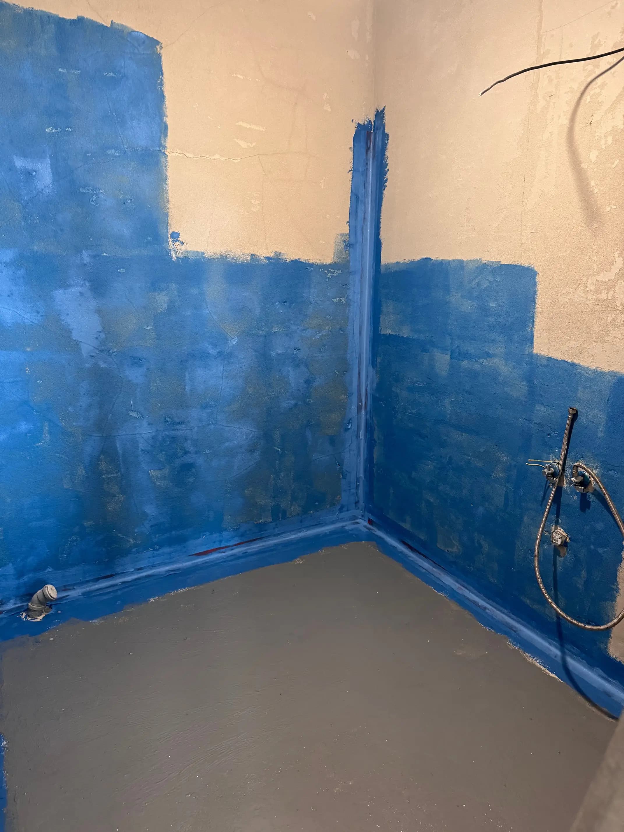 Moderná kancelária v minimalistickom štýle s elegantnými pracovnými stolmi a prírodnými materiálmi.