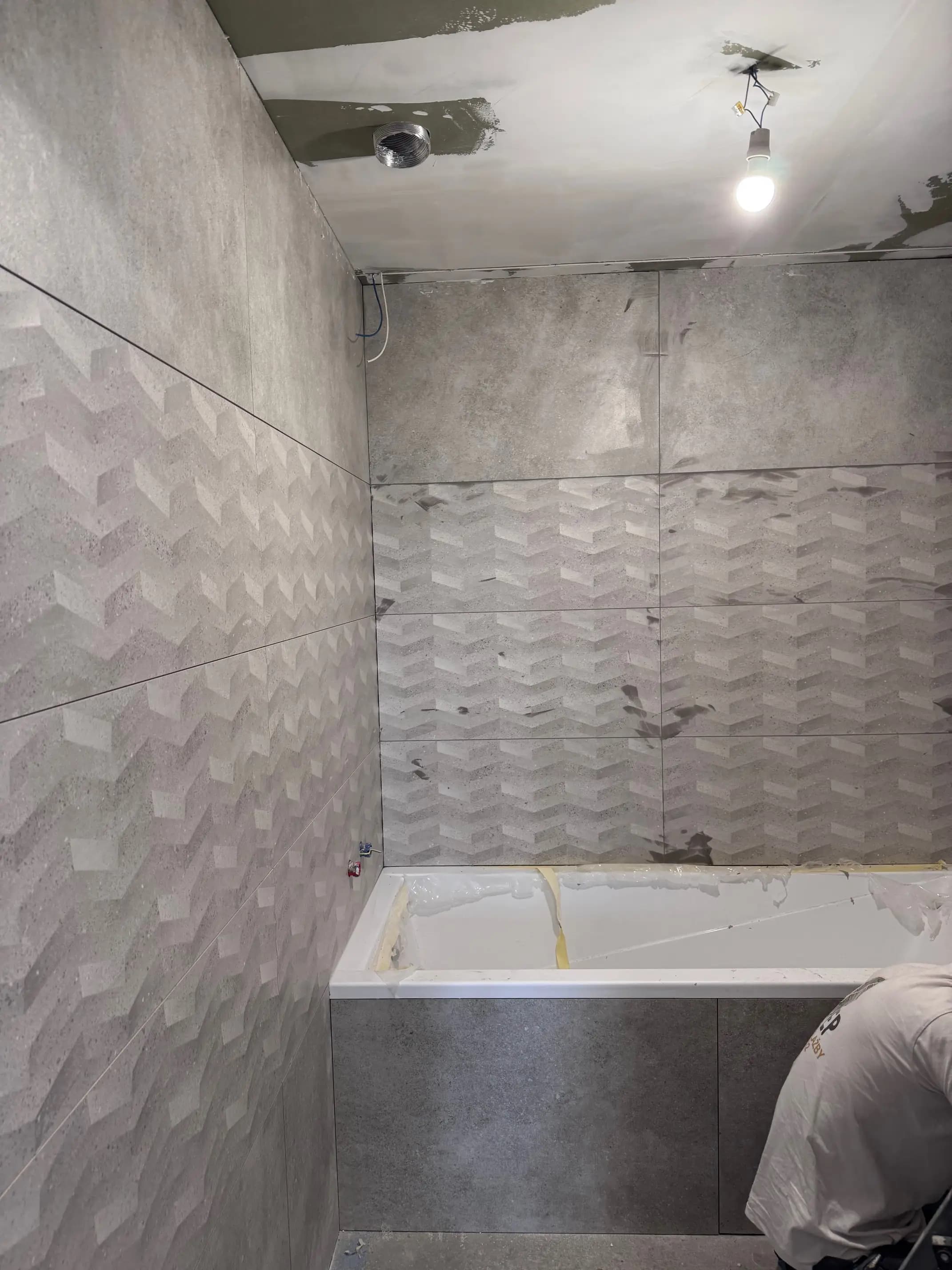 Moderná kancelária v minimalistickom štýle s elegantnými pracovnými stolmi a prírodnými materiálmi.