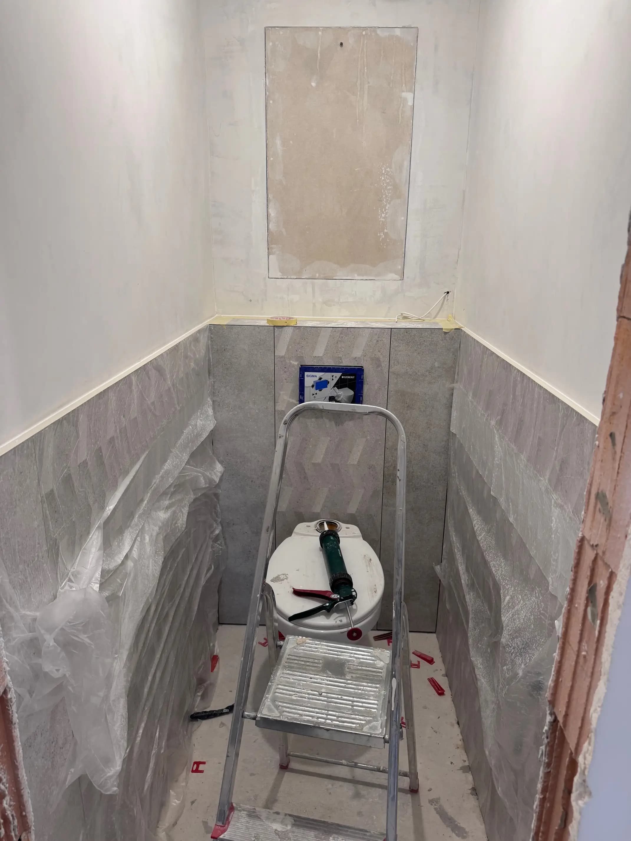 Moderná kancelária v minimalistickom štýle s elegantnými pracovnými stolmi a prírodnými materiálmi.