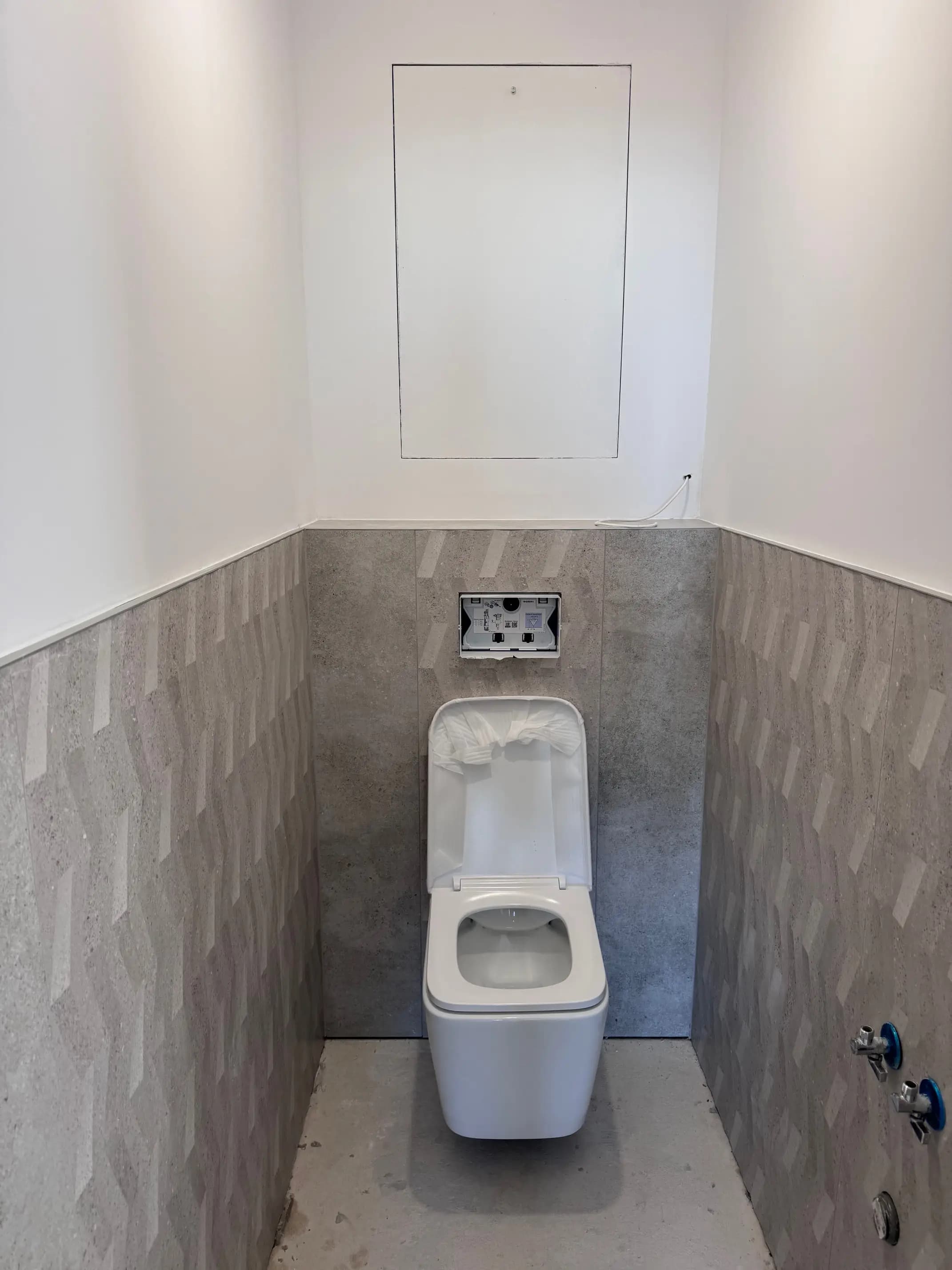 Moderná kancelária v minimalistickom štýle s elegantnými pracovnými stolmi a prírodnými materiálmi.