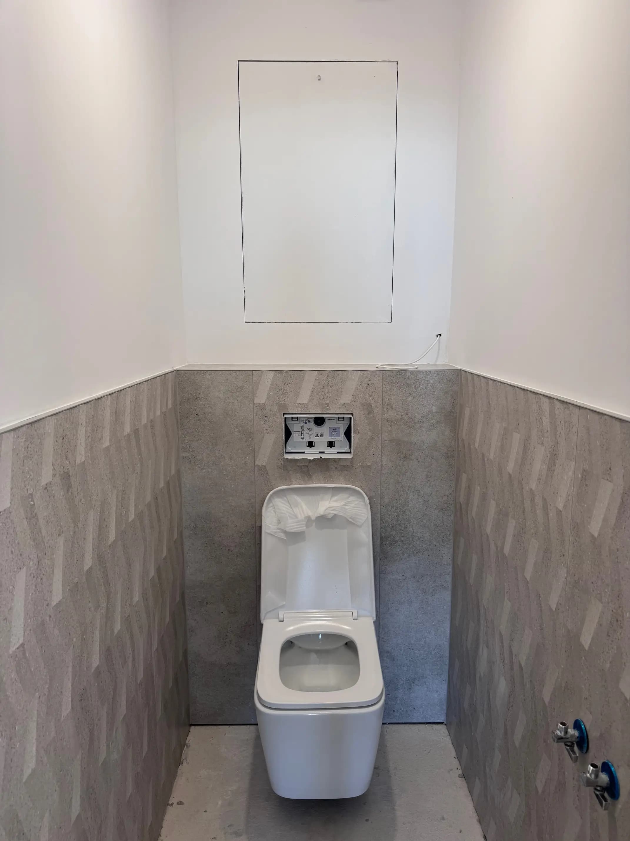 Moderná kancelária v minimalistickom štýle s elegantnými pracovnými stolmi a prírodnými materiálmi.