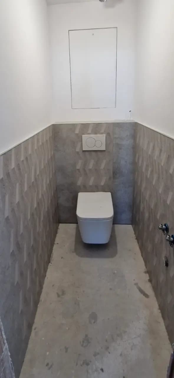 Moderná kancelária v minimalistickom štýle s elegantnými pracovnými stolmi a prírodnými materiálmi.