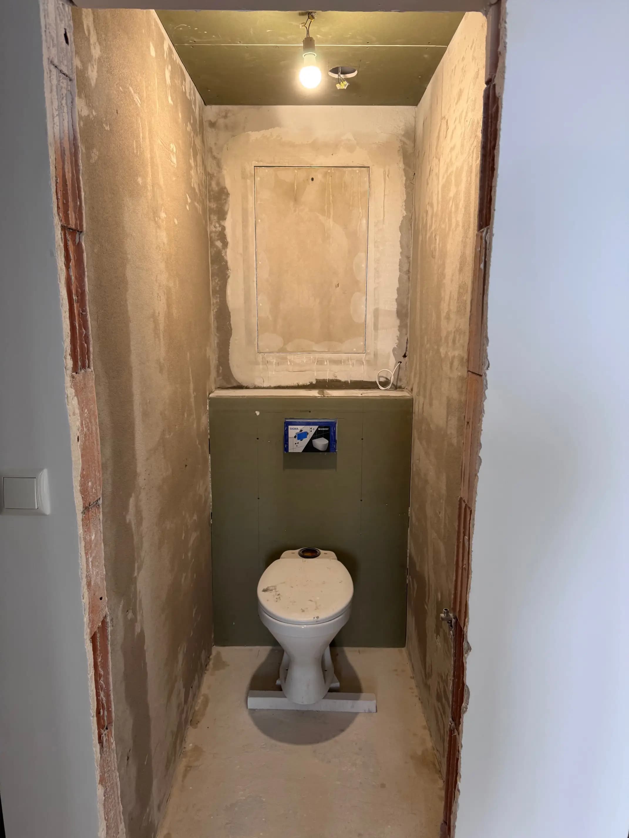 Moderná kancelária v minimalistickom štýle s elegantnými pracovnými stolmi a prírodnými materiálmi.