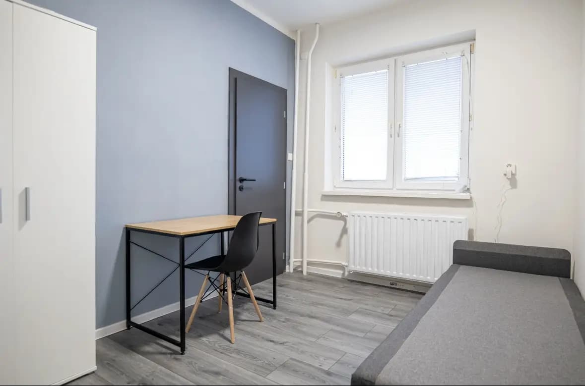 Rodinný dom s veľkou záhradou, moderným dizajnom a terasou na relaxáciu.