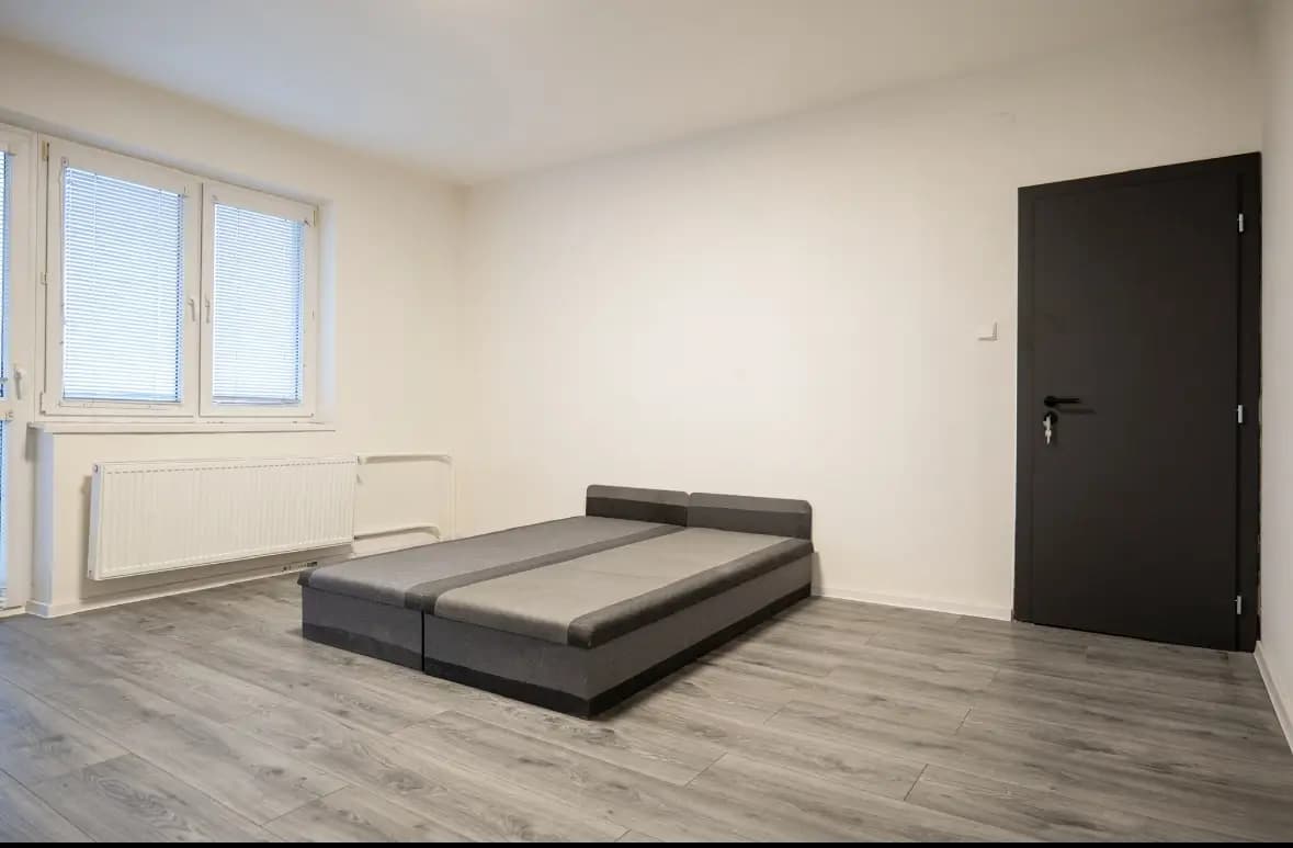 Rodinný dom s veľkou záhradou, moderným dizajnom a terasou na relaxáciu.