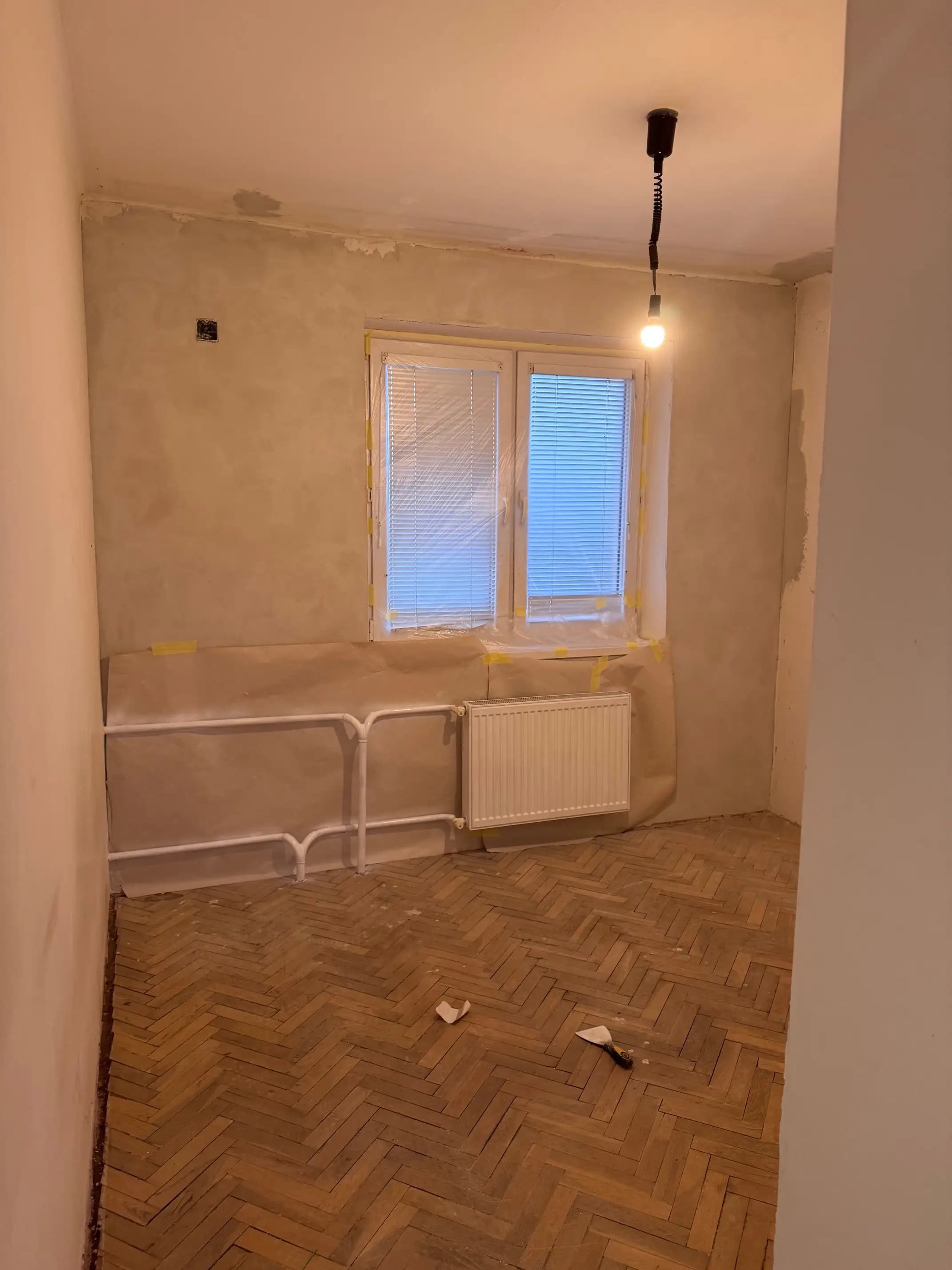 Rodinný dom s veľkou záhradou, moderným dizajnom a terasou na relaxáciu.