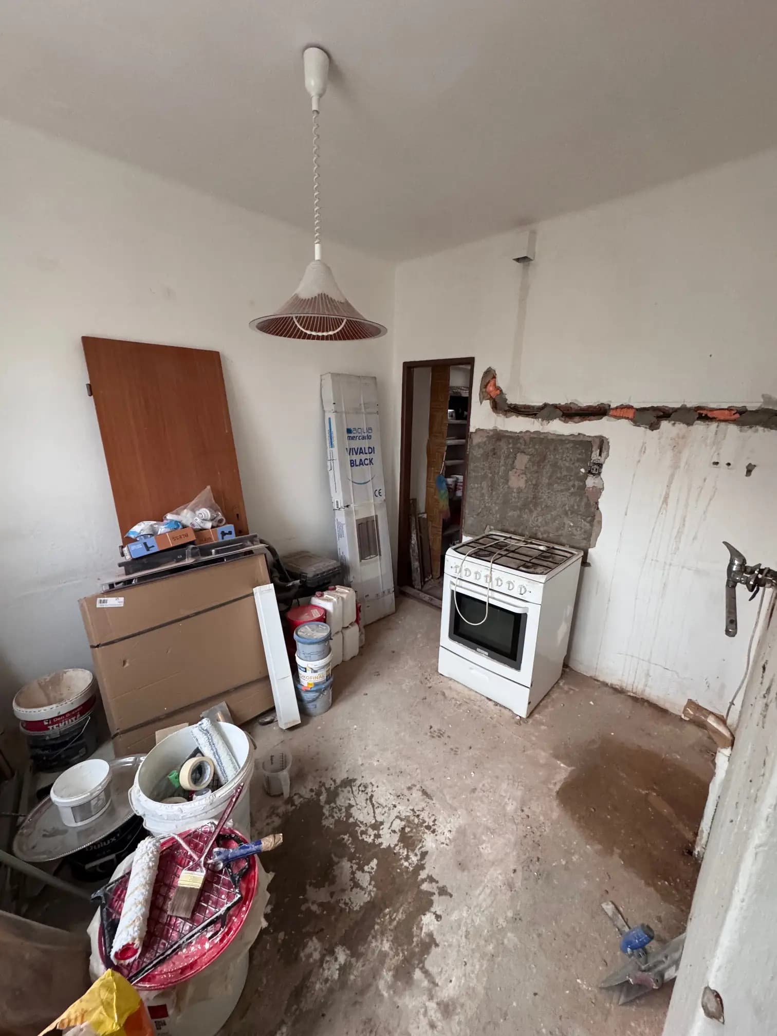 Rodinný dom s veľkou záhradou, moderným dizajnom a terasou na relaxáciu.