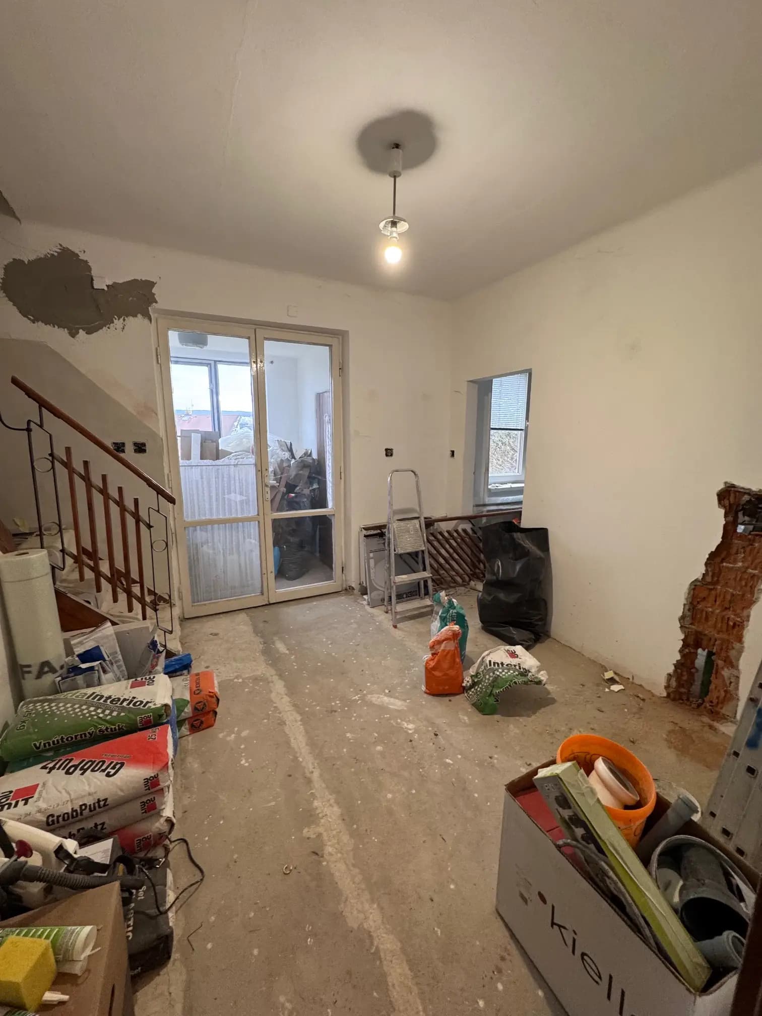 Rodinný dom s veľkou záhradou, moderným dizajnom a terasou na relaxáciu.