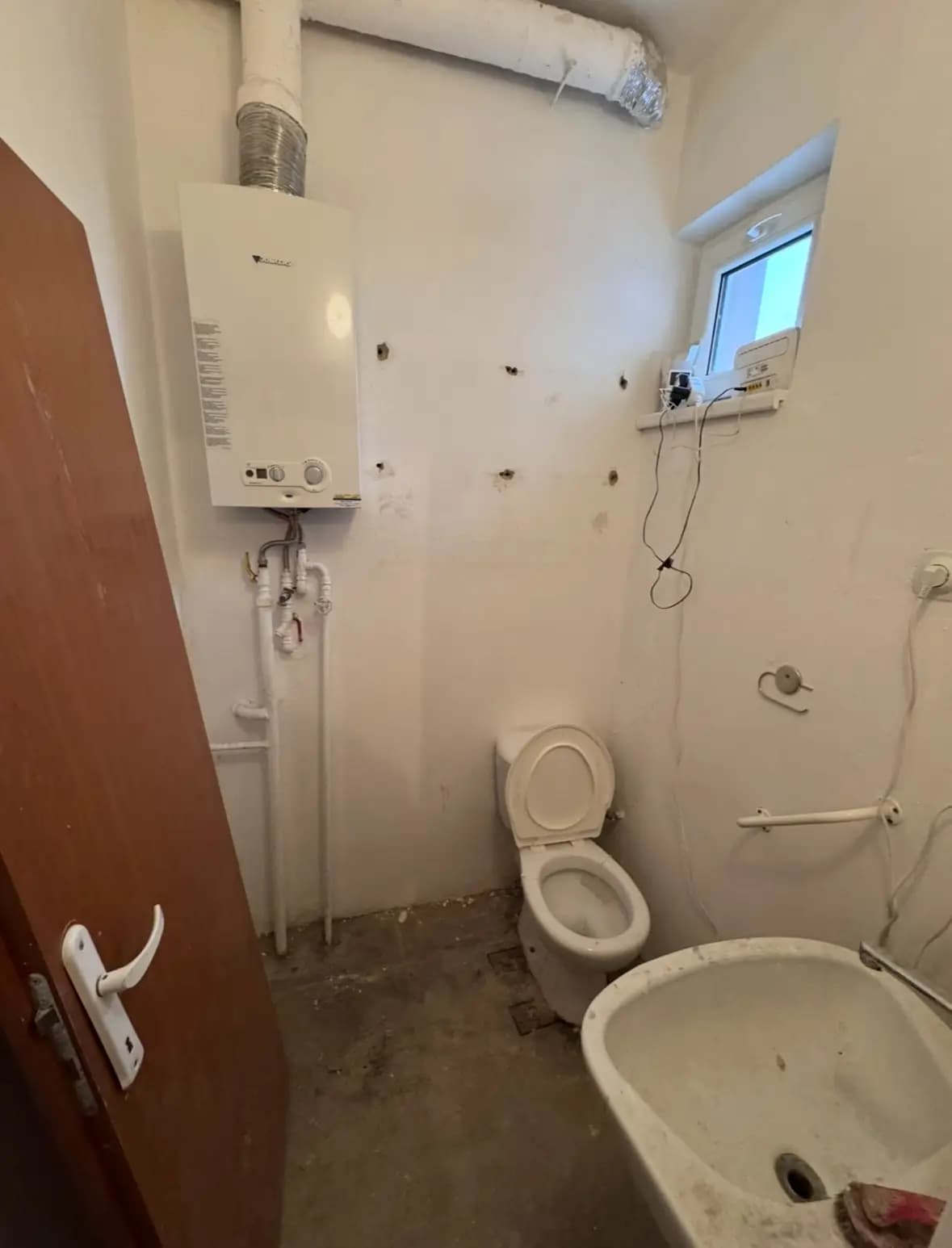 Rodinný dom s veľkou záhradou, moderným dizajnom a terasou na relaxáciu.