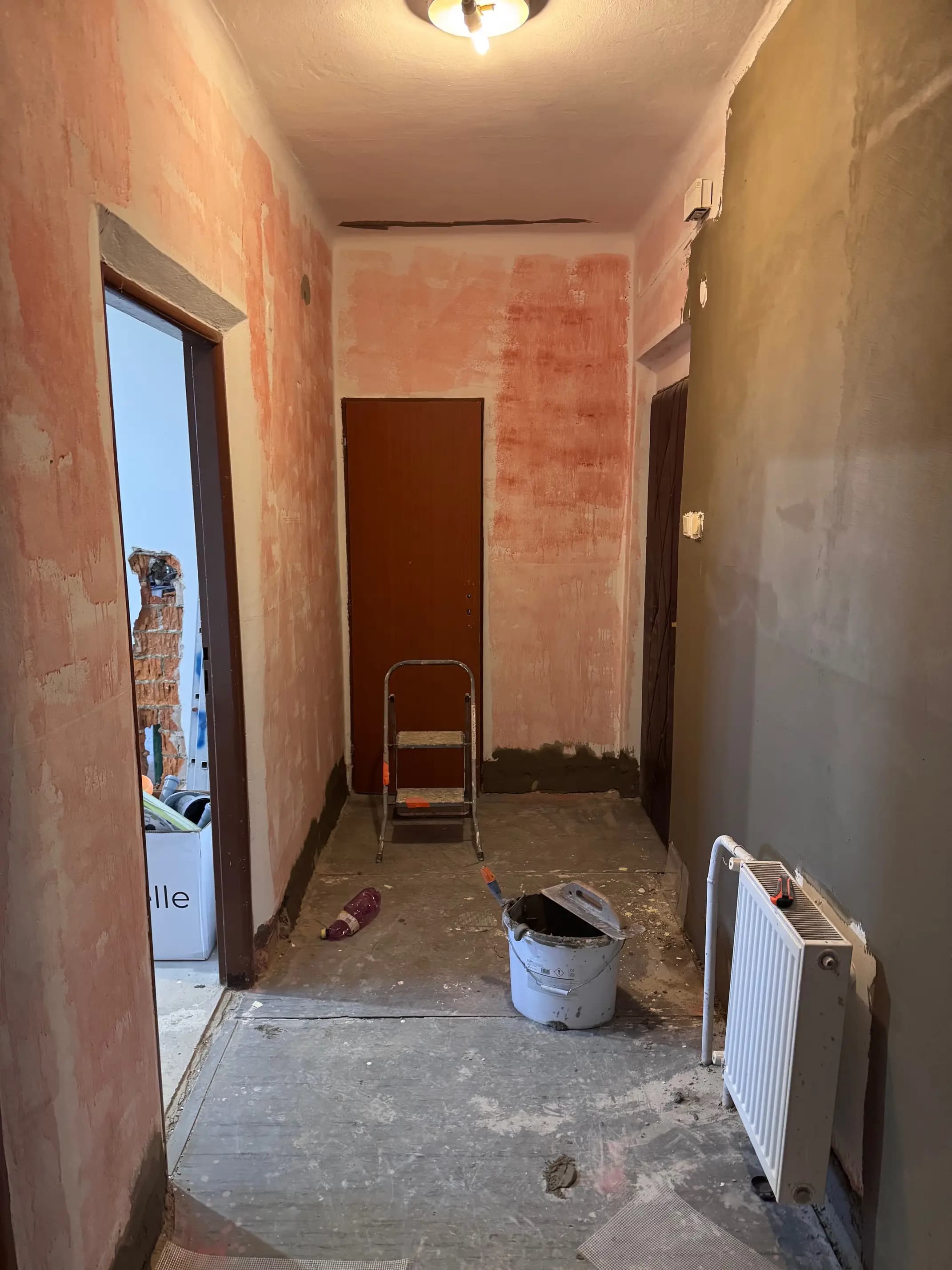 Rodinný dom s veľkou záhradou, moderným dizajnom a terasou na relaxáciu.