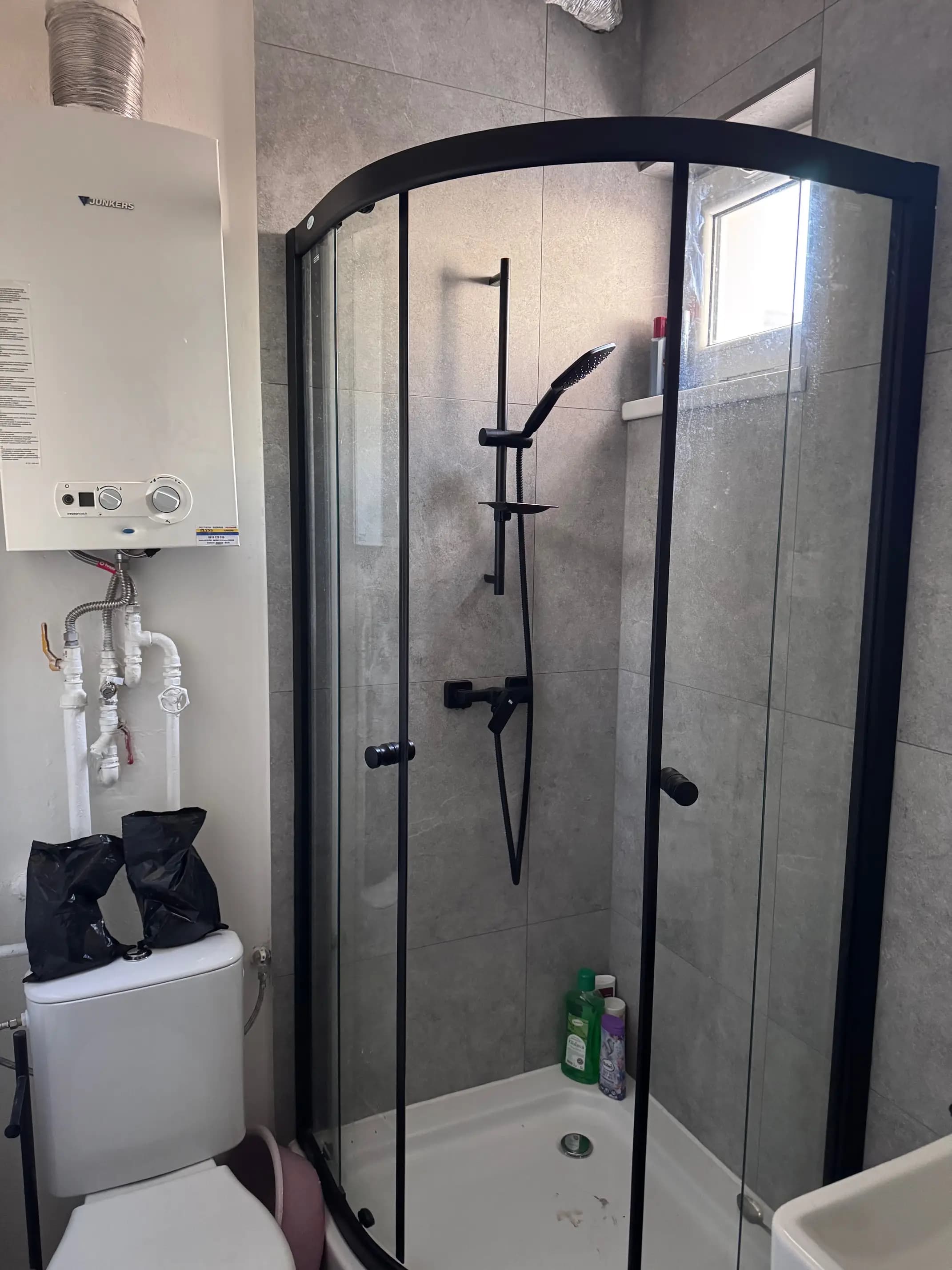 Rodinný dom s veľkou záhradou, moderným dizajnom a terasou na relaxáciu.