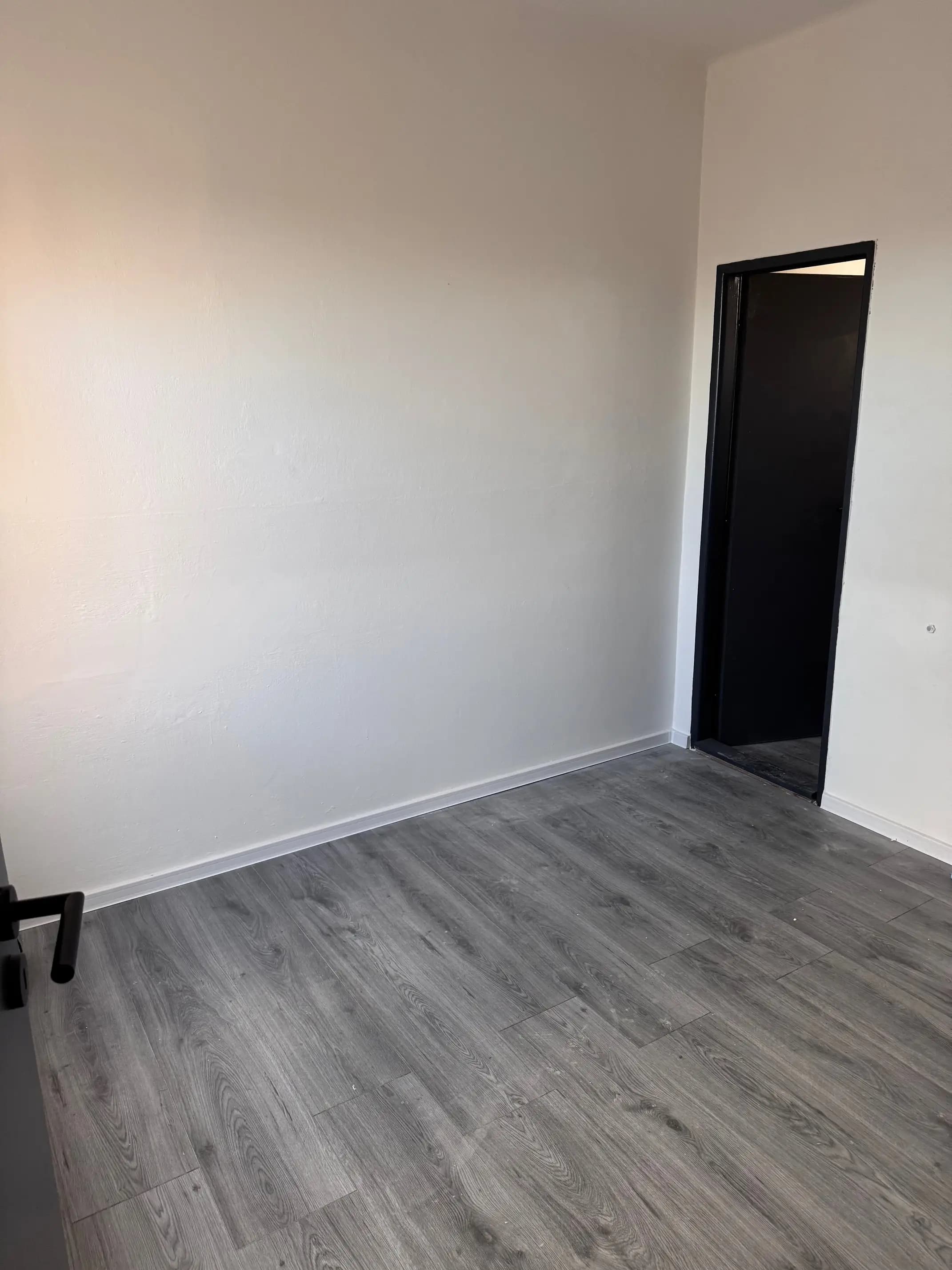 Rodinný dom s veľkou záhradou, moderným dizajnom a terasou na relaxáciu.