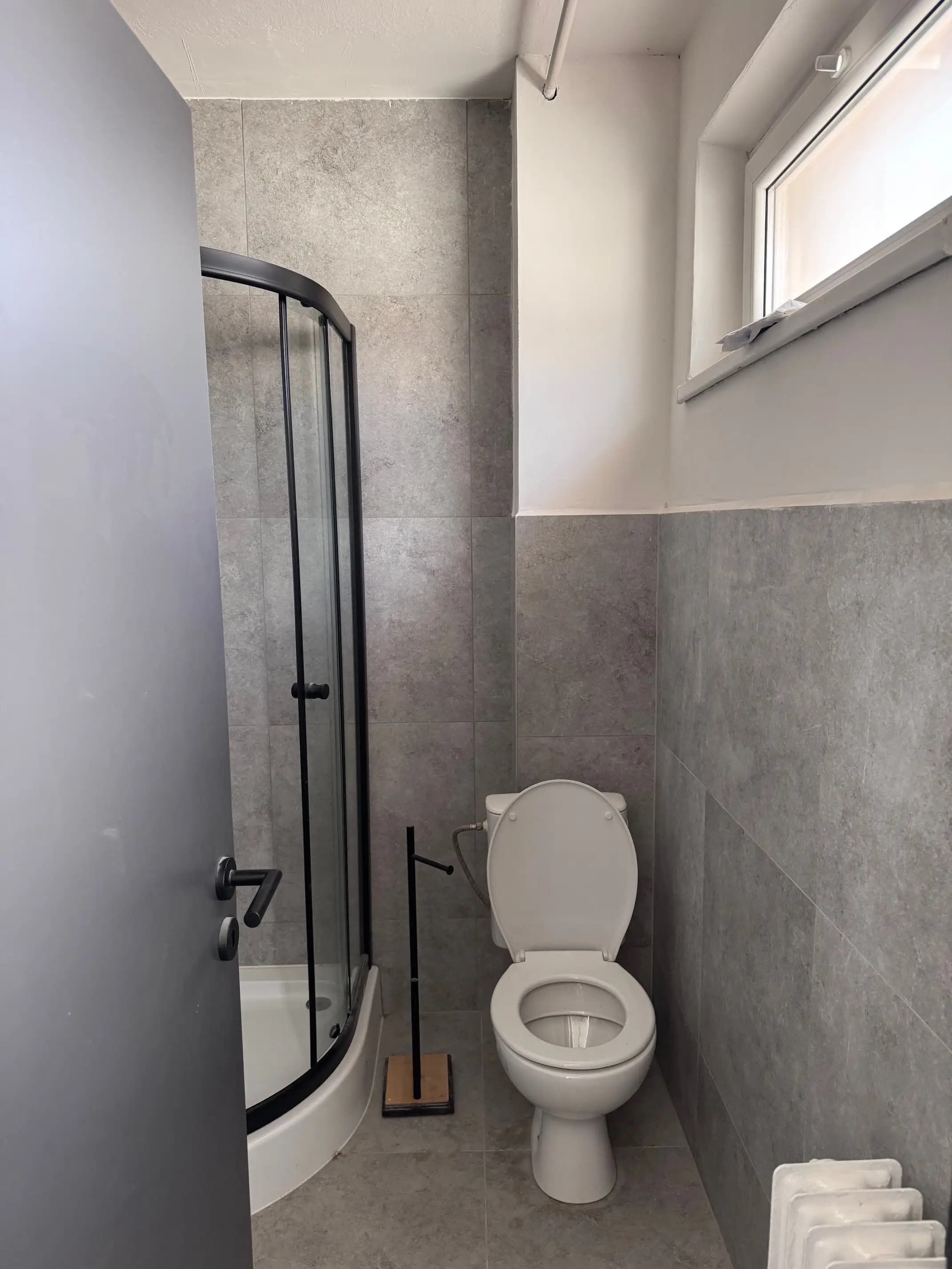 Rodinný dom s veľkou záhradou, moderným dizajnom a terasou na relaxáciu.