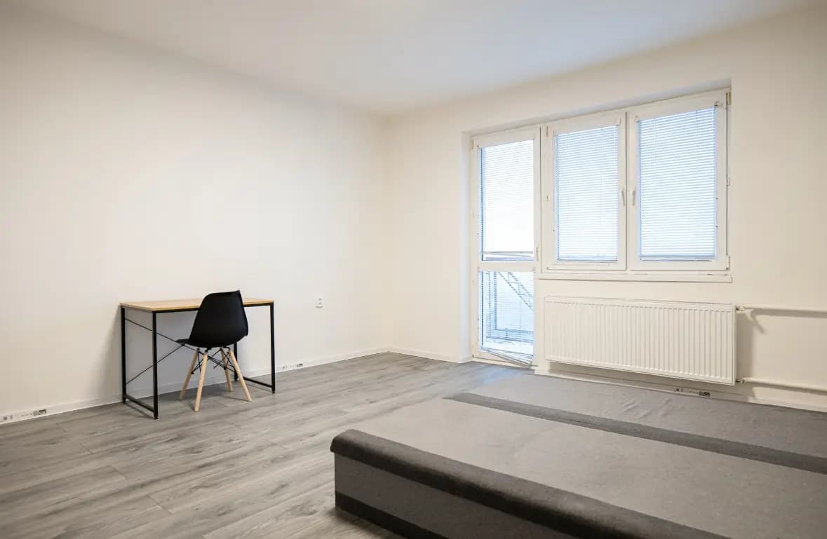 Rodinný dom s veľkou záhradou, moderným dizajnom a terasou na relaxáciu.