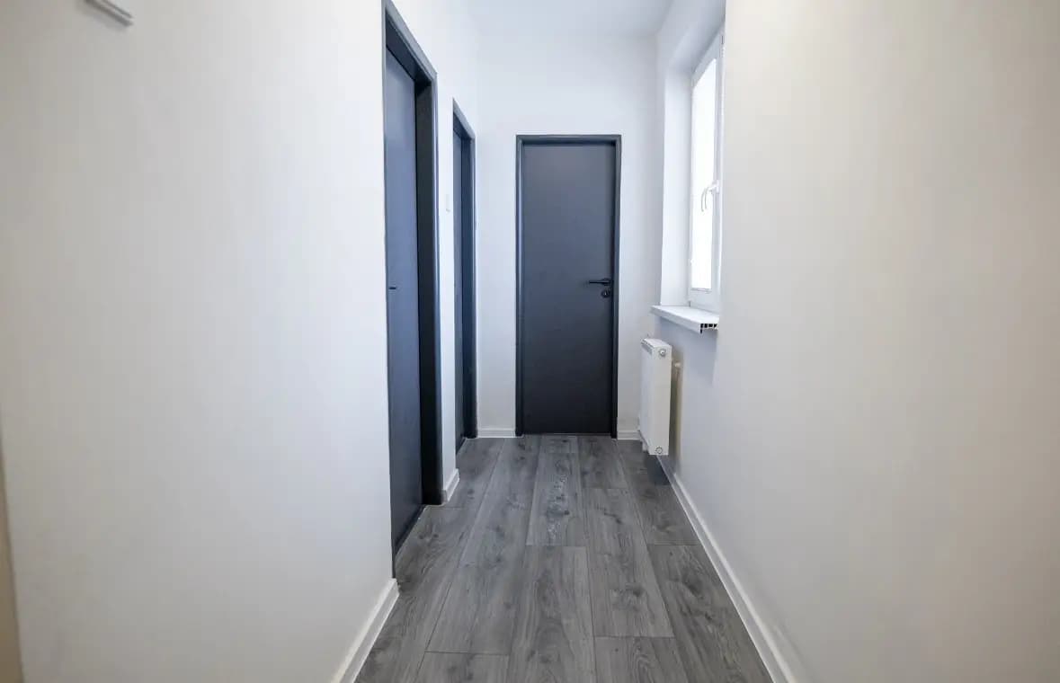 Rodinný dom s veľkou záhradou, moderným dizajnom a terasou na relaxáciu.