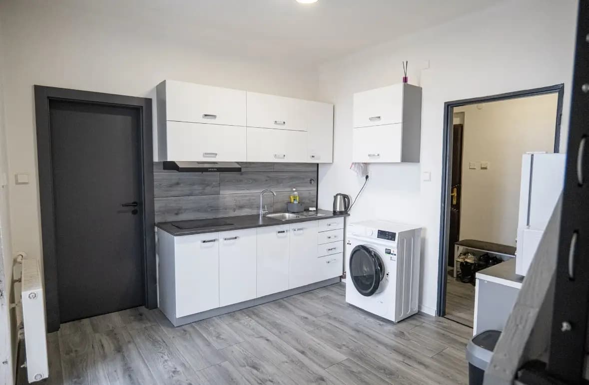 Rodinný dom s veľkou záhradou, moderným dizajnom a terasou na relaxáciu.