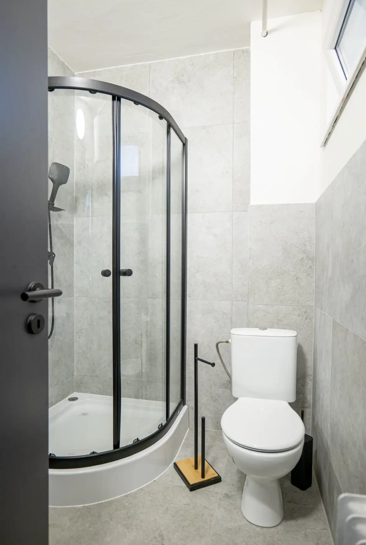 Rodinný dom s veľkou záhradou, moderným dizajnom a terasou na relaxáciu.