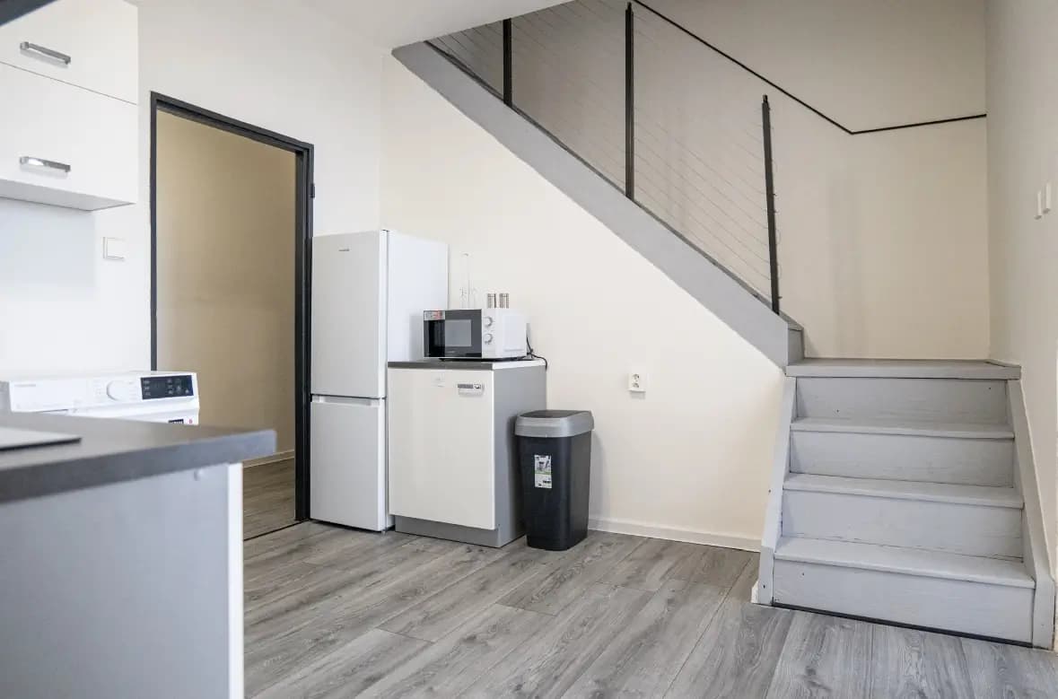 Rodinný dom s veľkou záhradou, moderným dizajnom a terasou na relaxáciu.