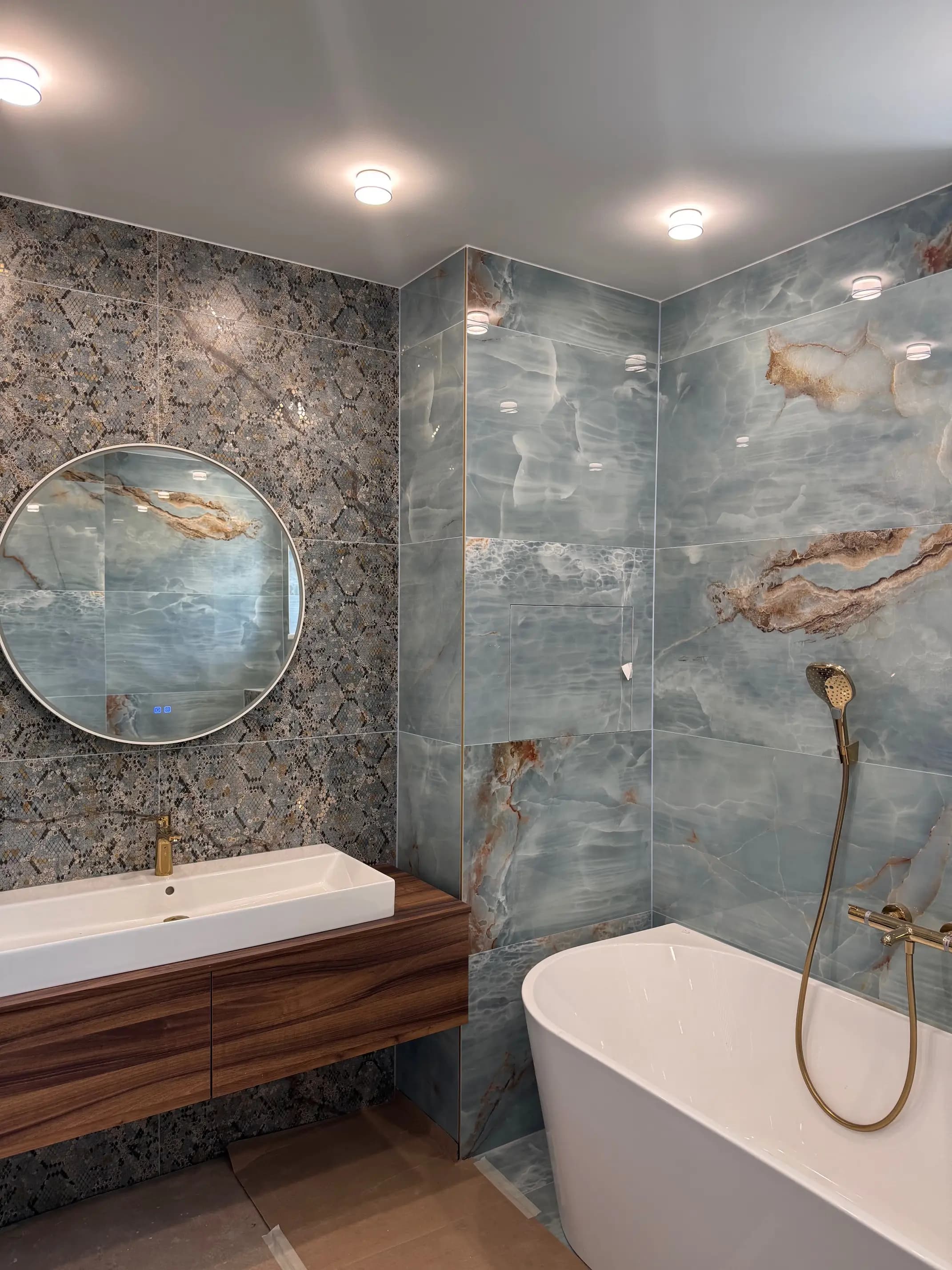 Elegantný interiér vily s veľkolepým visiacim lustrom, moderným dizajnom a otvoreným dvojpodlažným priestorom.