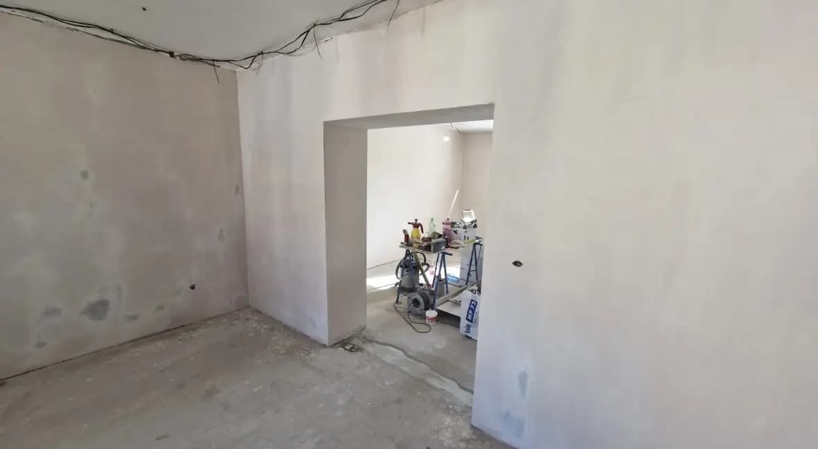 Elegantný interiér vily s veľkolepým visiacim lustrom, moderným dizajnom a otvoreným dvojpodlažným priestorom.