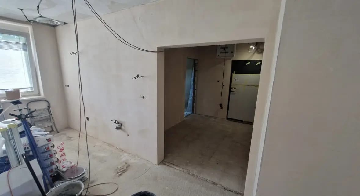 Elegantný interiér vily s veľkolepým visiacim lustrom, moderným dizajnom a otvoreným dvojpodlažným priestorom.