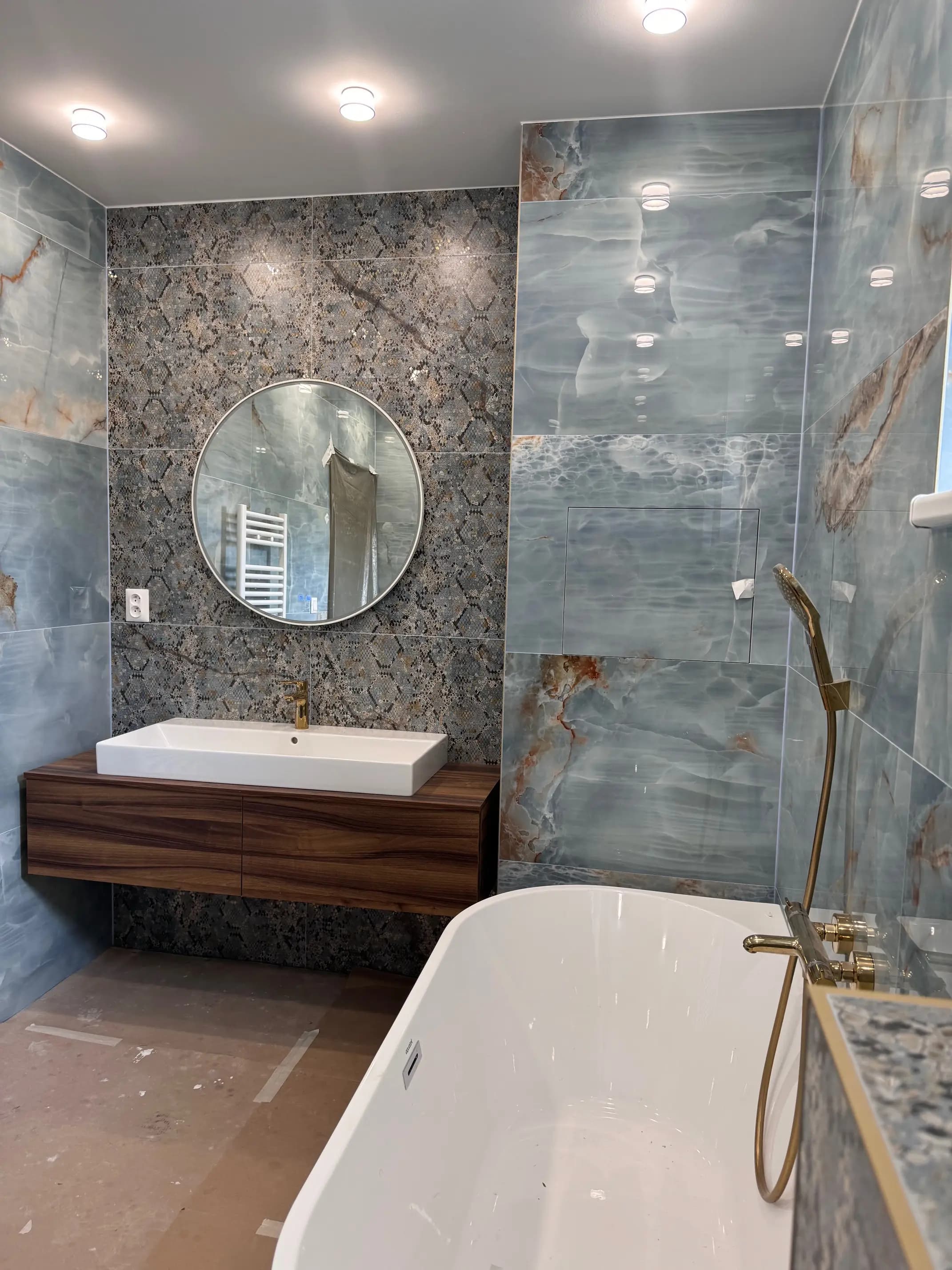 Elegantný interiér vily s veľkolepým visiacim lustrom, moderným dizajnom a otvoreným dvojpodlažným priestorom.