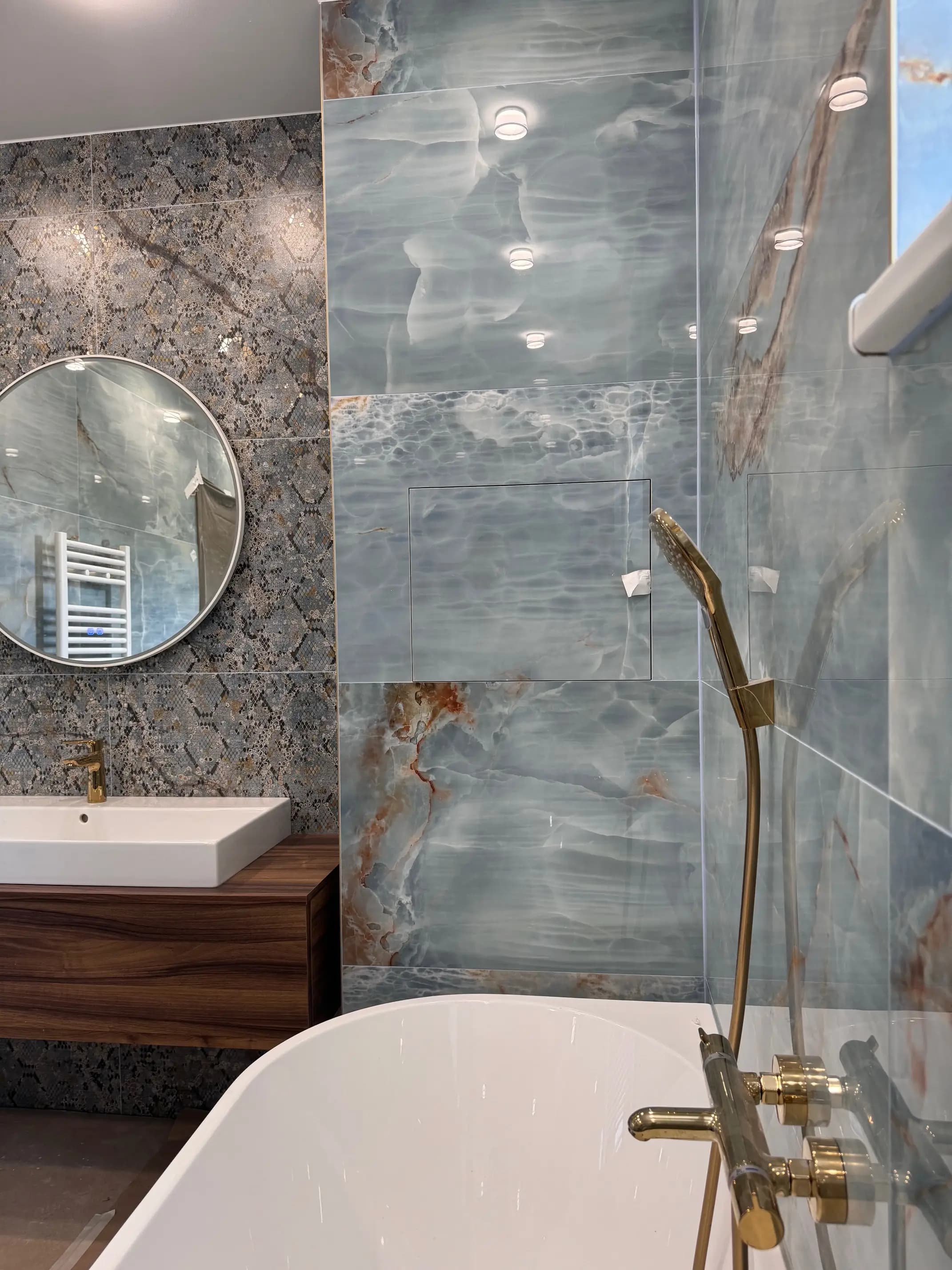 Elegantný interiér vily s veľkolepým visiacim lustrom, moderným dizajnom a otvoreným dvojpodlažným priestorom.