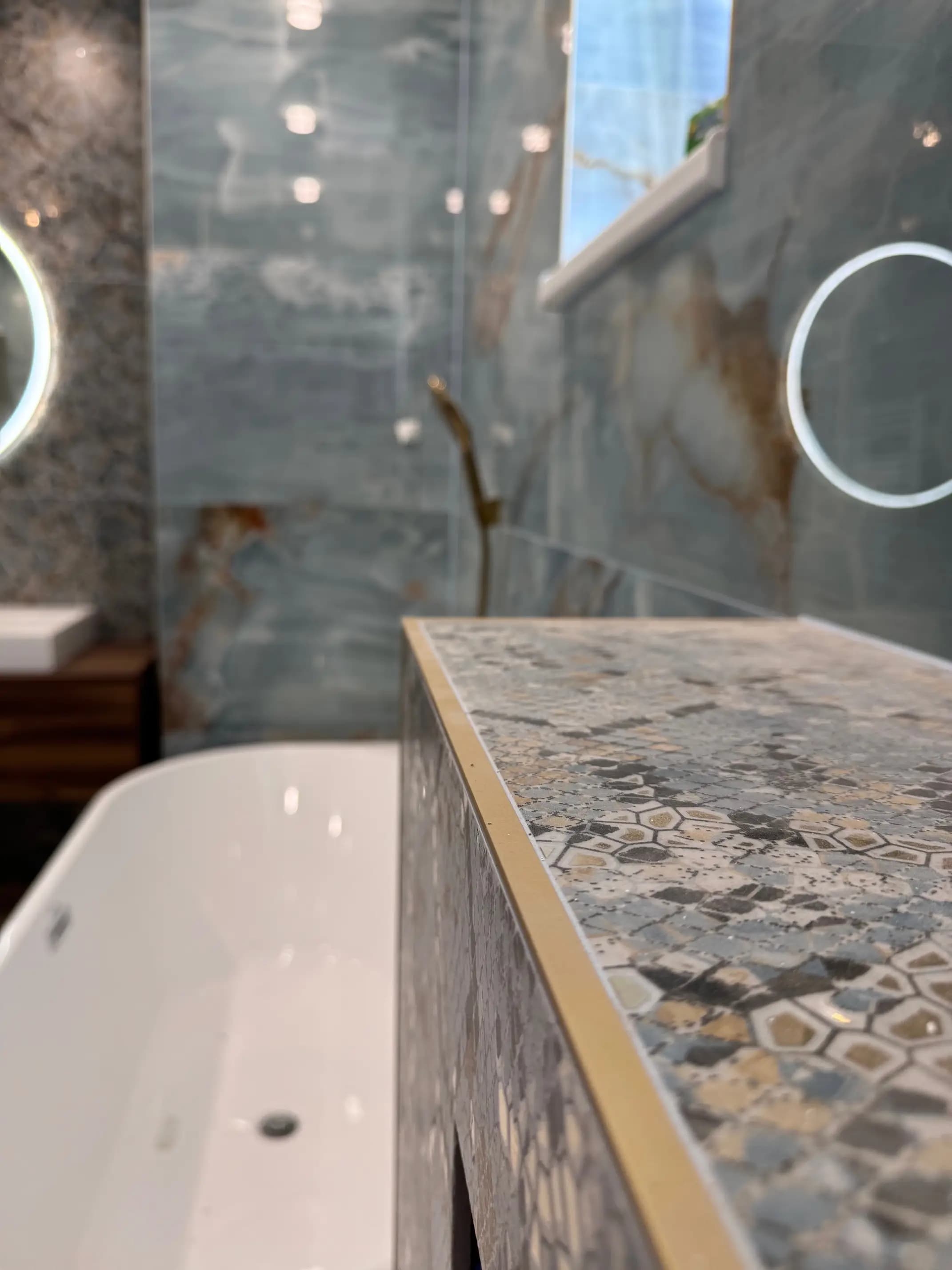 Elegantný interiér vily s veľkolepým visiacim lustrom, moderným dizajnom a otvoreným dvojpodlažným priestorom.