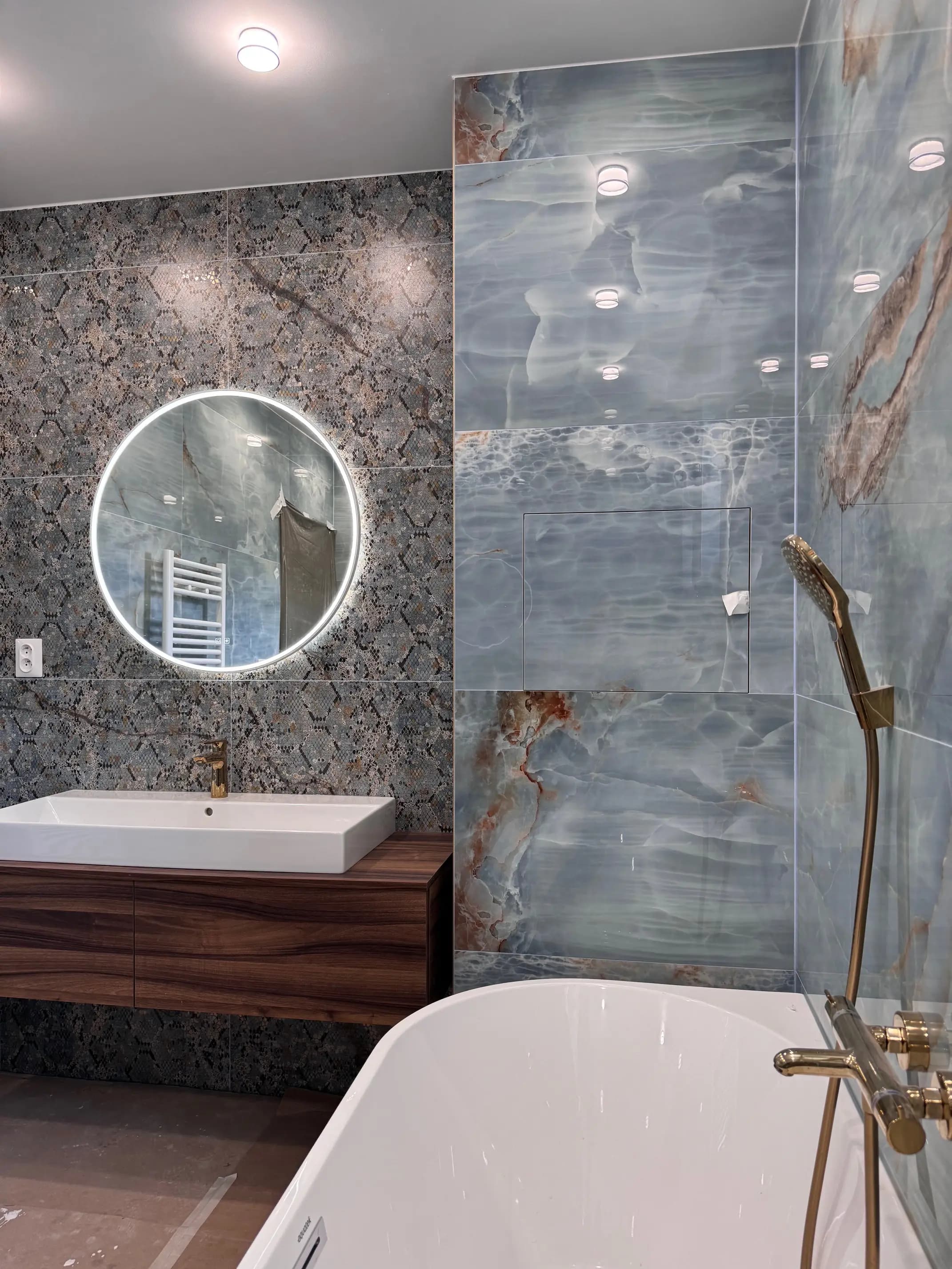 Elegantný interiér vily s veľkolepým visiacim lustrom, moderným dizajnom a otvoreným dvojpodlažným priestorom.